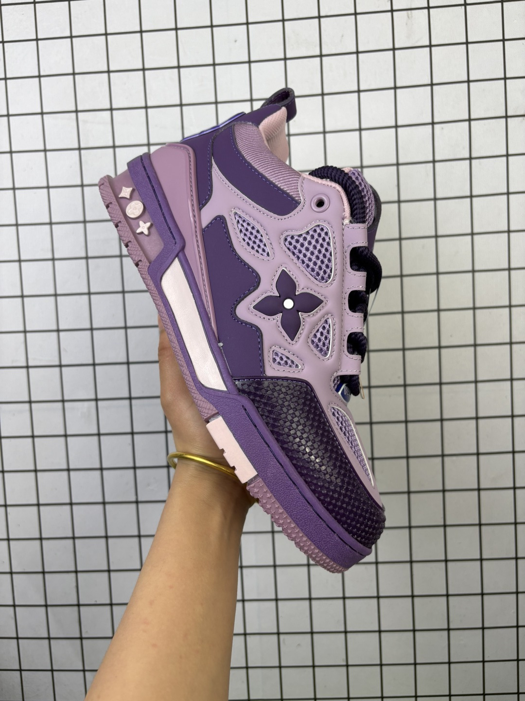 💰170
公司级 路易威登 Louis Vuitton LV路易威登板鞋 时尚运动鞋潮厚底增高男女鞋。舒适防滑底和百搭性霸屏整个时尚娱乐圈，细节调整完美主义！采用柔软帆布皮革拼接鞋面，独家开模大底， 侧边采用3D打印标志性Logo 尽显贵族时尚气息，配带正品全套包装。全新LV路易威登Louis vuitton Trainer Sneaker Low 休闲运动文化百搭板鞋。
编码：788
36-46