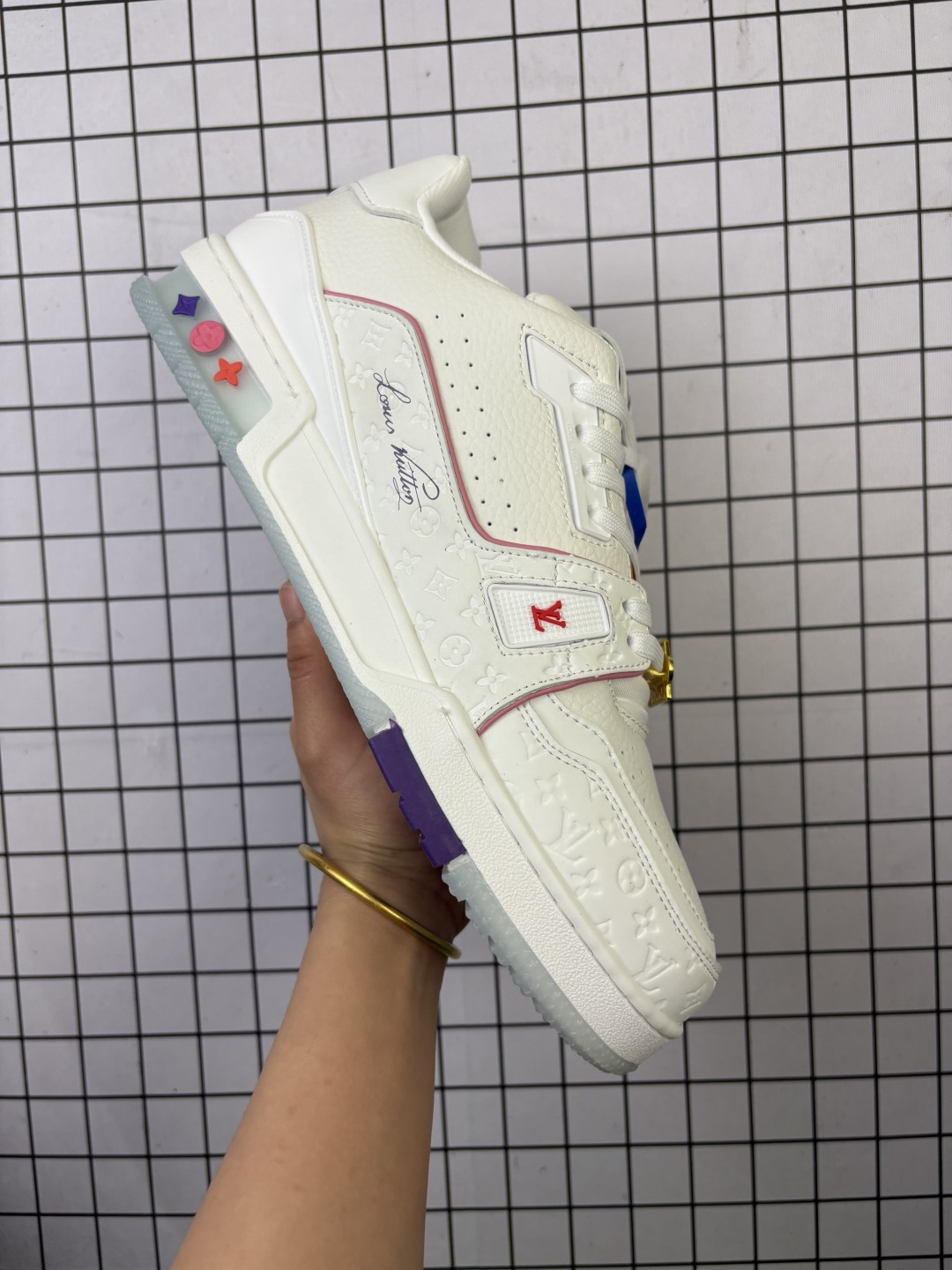 🈴💰160
公司级 ✅路易威登/Louis Vuitton  LV路易威登板鞋      
 
新款 LV Trainer最新配色运动鞋  L家 篮球鞋风格运动鞋   该鞋由艺术总监 VIRGIL ABLOH设计 垫脚聚米微料加透气英伦网布  细节原版一致 Size:36-46
编码788