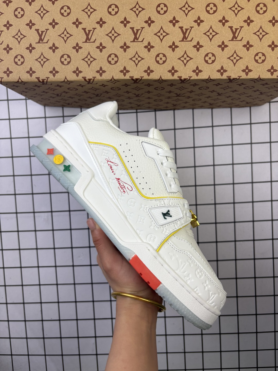 🈴💰160
公司级 ✅路易威登/Louis Vuitton  LV路易威登板鞋      
 
新款 LV Trainer最新配色运动鞋  L家 篮球鞋风格运动鞋   该鞋由艺术总监 VIRGIL ABLOH设计 垫脚聚米微料加透气英伦网布  细节原版一致 Size:36-46
编码788