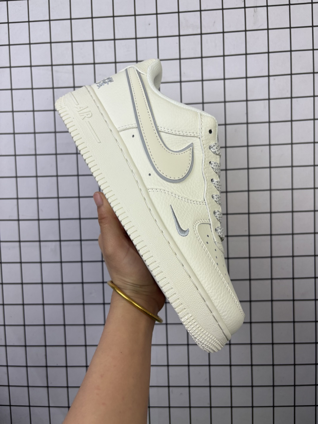 💰220
公司级✅NIKE AIR FORCE 1‘07 LV8
原楦头原纸板 打造纯正低帮空军版型
专注外贸渠道 全掌内置蜂窝气垫 
原盒配件 原厂中底钢印、拉帮完美 
货号:CS5288-056
Size:36 36.5 37.5 38 38.5 39 40 40.5 41 42 42.5 43 44 45
编码577
