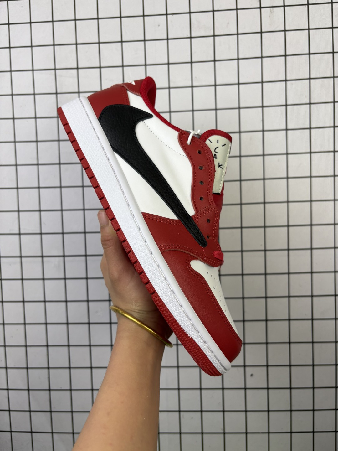 💰180
公司级✅Nike Air Jordan 1 x Travis Scott AJ1倒勾 乔一倒钩 耐克 低帮文化篮球鞋
完美品质出货 细节如图所示 鞋面切割工整 冲孔整齐干净 中底拉帮线 整体清洁度非常好
货号:DM7866-101
尺码:36 36.5 37.5 38 38.5 39 40 40.5 41 42 42.5 43 44 45 46 47
编码757