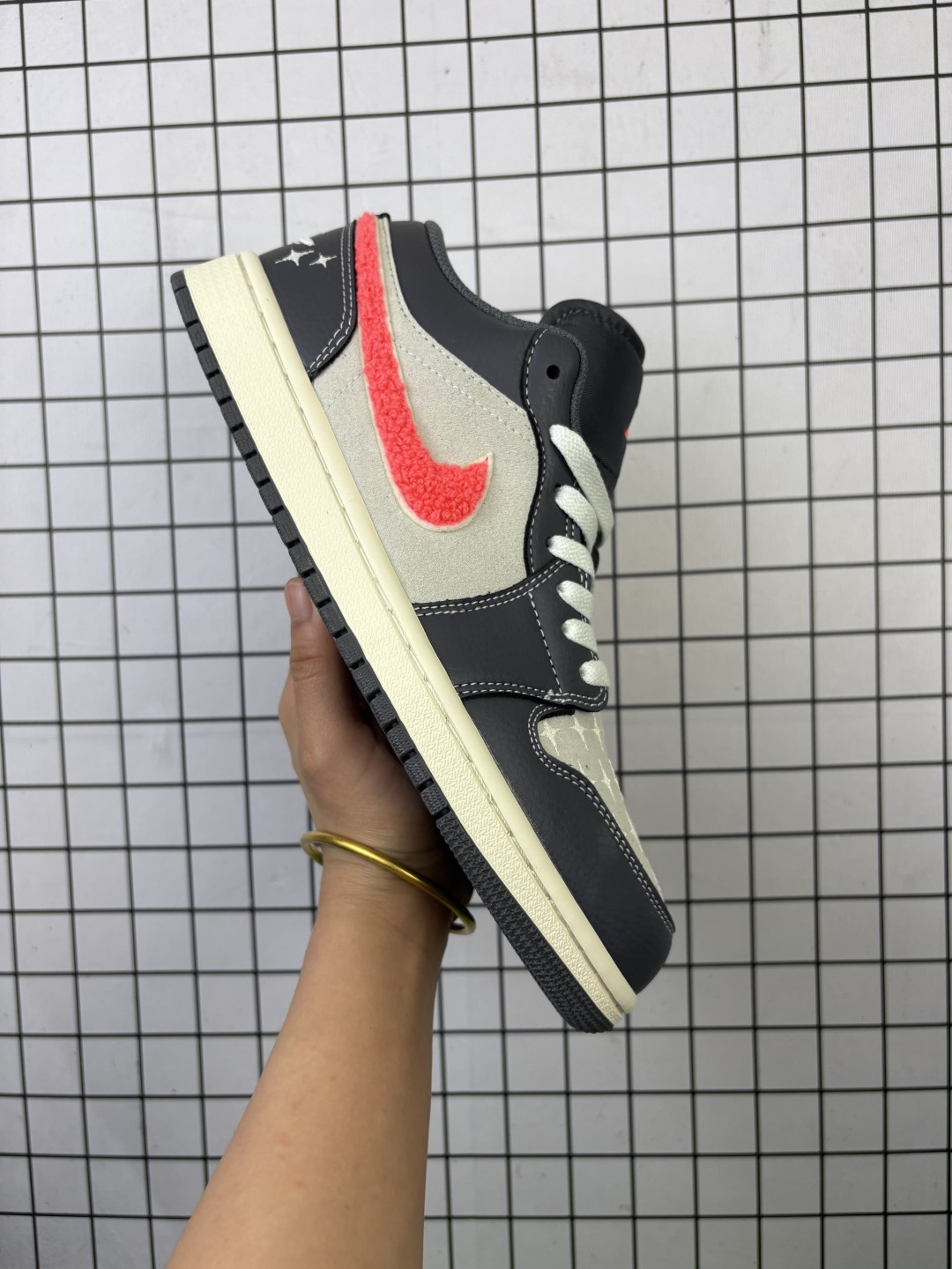 💰100
乔丹Air Jordan 1 Low AJ1乔1同步官方配色复古文化低帮休闲板鞋 IM6565 014

码数：36 36.5 37.5 38 38.5 39 40 40.5 41 42 42.5 43 44 44.5 45 46
编码757