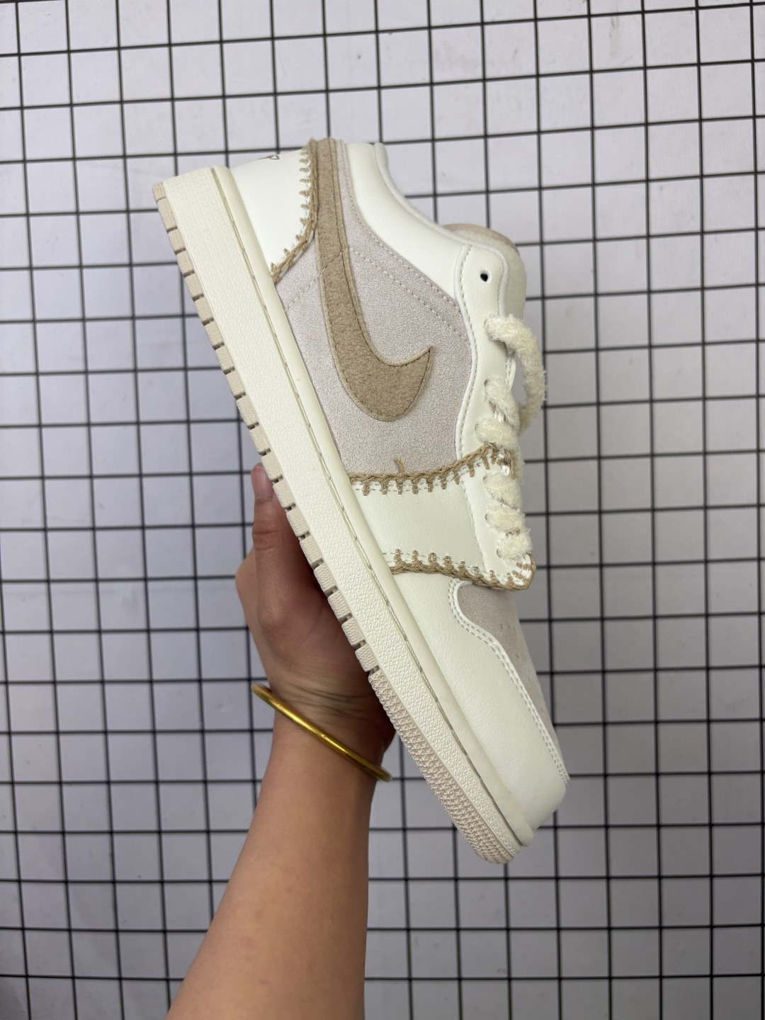 💰100
✅Nike Air Jordan 1 Low OG 耐克 AJ1乔1低帮休闲板鞋 
同步官方配色 升级原楦原档案数据开发纸版楦型 采用同源纳帕头层皮革鞋面材质 全新底模完美品相清洁度及喷漆效果
官方货号:HV4268-120
尺码:36 36.5 37.5 38 38.5 39 40 40.5 41 42 42.5 43 44 45 46
编码：757