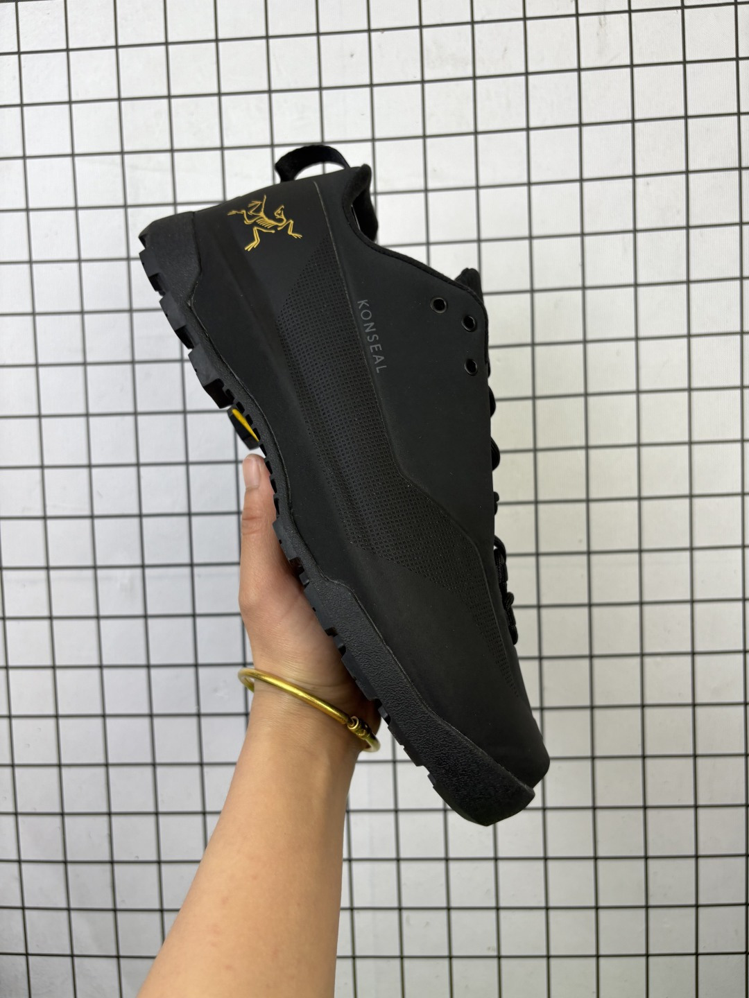 💰220
公司级✅Arcteryx始祖鸟 Konseal Women 轻量 网布防滑轻便耐磨 低帮户外运动跑步鞋
外观看似朴实 却散发着一股高贵气息 虽然是标榜越野鞋 但其实越野跑与登山乃一体两面的运动 皆在相同的山林场域之中进行 包含轻量化鞋身 MegaGrip大底 OrthoLite 3D鞋垫 EVA弹性混合中底等等 以及这次所使用的最新防水透气科技
抓地力优良的VibramMegaGrip 鞋带收纳设计 避免鞋带勾到绊倒 全脚掌舒适稳定 EVA弹性混合中底 OrthoLite 3D鞋垫 前脚掌TPU支撑片
尺码:39-45
编码757