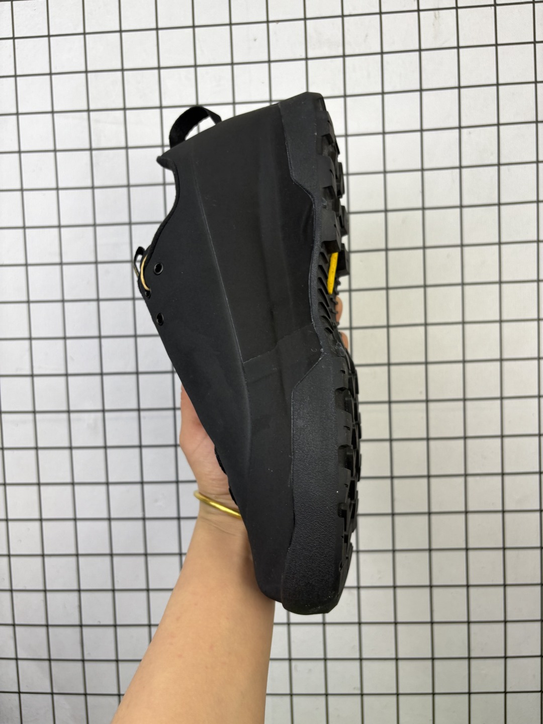 💰220
公司级✅Arcteryx始祖鸟 Konseal Women 轻量 网布防滑轻便耐磨 低帮户外运动跑步鞋
外观看似朴实 却散发着一股高贵气息 虽然是标榜越野鞋 但其实越野跑与登山乃一体两面的运动 皆在相同的山林场域之中进行 包含轻量化鞋身 MegaGrip大底 OrthoLite 3D鞋垫 EVA弹性混合中底等等 以及这次所使用的最新防水透气科技
抓地力优良的VibramMegaGrip 鞋带收纳设计 避免鞋带勾到绊倒 全脚掌舒适稳定 EVA弹性混合中底 OrthoLite 3D鞋垫 前脚掌TPU支撑片
尺码:39-45
编码757