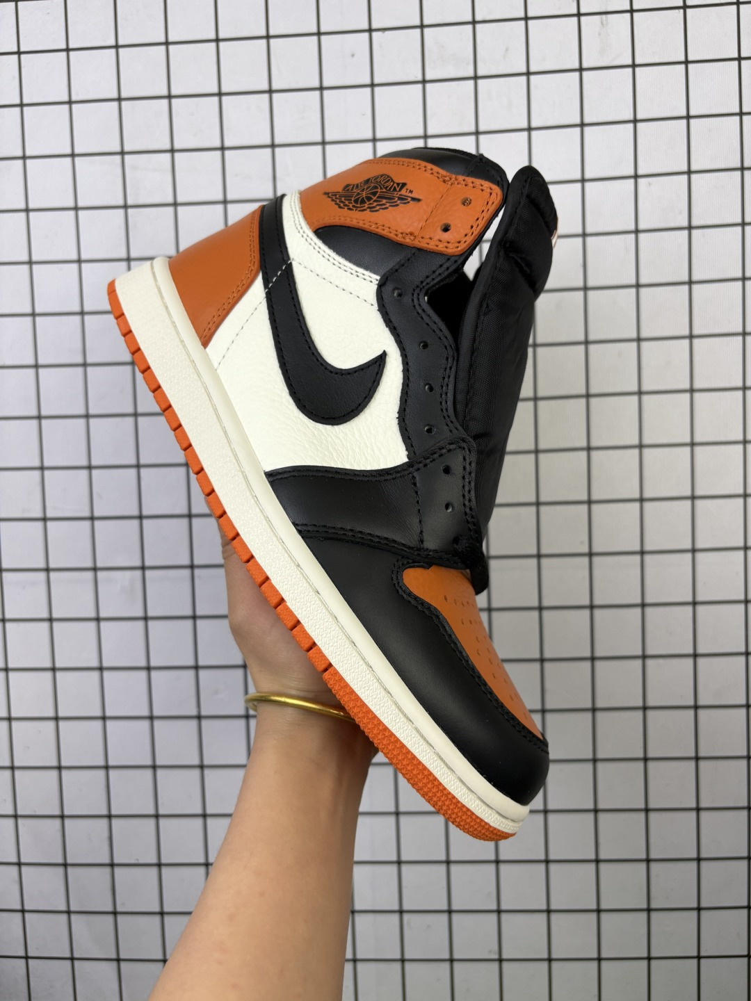 Air Jordan 1 High OG "Shattered Backboard" 高帮 复刻扣碎篮板 AJ1 乔丹1代 aj1 乔1 高邦 复刻黑扣碎 乔丹篮球鞋系列 设计灵感来源于乔丹在1985年意大利的一场表演赛中的一次传奇扣篮.当时,乔丹身穿橙色、黑色和白色球衣的他在一场表演比赛中,以一记强力扣篮直接击碎了篮板玻璃,这一幕成为了篮球史上的经典瞬间.而鞋款的配色灵感就汲取自MJ当时身着的Stefanel Trieste球衣,采用橙、黑、白三色配色设计,还原MJ球衣的色调,橙色尤为突出,又有富有质感的皮革鞋面,而橙色包围鞋头和后跟营造了亮眼的“扣碎篮板”主题,象征着乔丹那记震撼人心的扣篮.基于这个配色方案,扣碎篮板也发展出了后续的多个版本,但这一次回归的,也是人气最高的初代「扣碎篮板1.0」.鞋身两侧Swoosh Logo采用黑色点缀,鞋舌上Nike Swmoosh Logo辅以橙色刺绣呈现,鞋帮侧身处Wings Logo则以黑色压印妆点,鞋垫、鞋盒则更具细节,鞋盒在原版的基础上,加入了"扣碎"的玻璃裂痕,迎合了主题,带来更为丰富的故事性. 货号;DZ5485-008(2025版) 编码757
