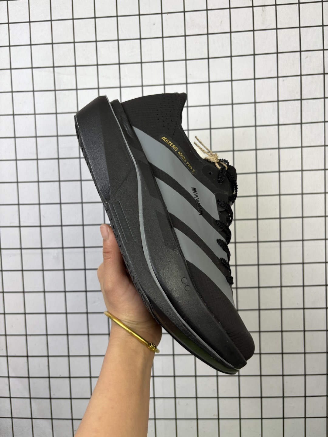 💰130
Adidas Adizero Adios 5 M 阿迪达斯 马拉松飞线贾卡轻质透气休闲运动跑步鞋
采用双层透气网纱 Flywire动态飞线绑缚鞋面材质 内置Zoom小气垫装置
货号:K18387
尺码:36 36.5 37 38 38.5 39 40 40.5 41 42 42.5 43 44 45
编码757
