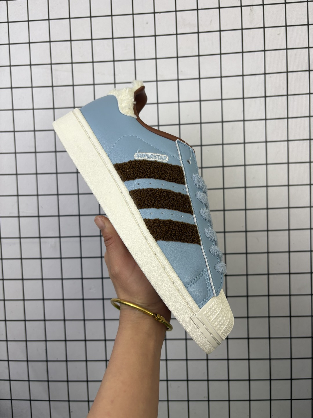 💰110
  ✅阿迪达斯/三叶草Adidas Originals Superstar”Christmas“经典贝壳头系列低帮百搭休闲运动板鞋D“皮革卡其绒毛蓝棕”
货号:JR6987
尺码：35 36 36⅔ 37⅓ 38 38⅔ 39⅓ 40 
编码757