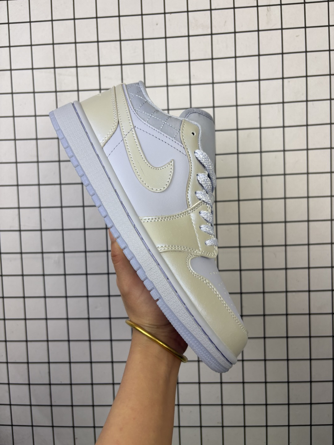 💰100
乔丹Air Jordan 1 Low AJ1乔1同步官方配色复古文化低帮休闲板鞋 IM5129 010

码数：36 36.5 37.5 38 38.5 39 40 40.5 41 42 42.5 43 44 44.5 45 46
编码757