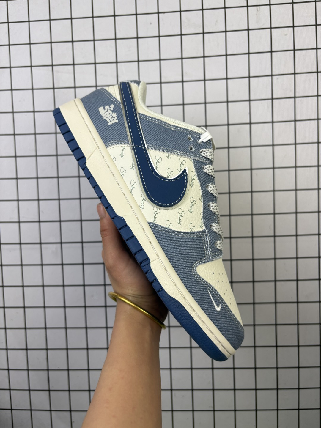 🈴💰150
耐克Nike SB Zoom Dunk Low 板鞋 系列经典百搭休闲运动板鞋加厚鞋舌的填充，使舒适性大大提升，同时也更方便穿脱中底部分则加入了脚感柔软舒适ZoomAir气垫，有效吸收滑板等极限运动在落地时带来的冲击力，为街头运动者们提供更好的保 护
货号：JJ2508
尺码：36～45半
编码：青H