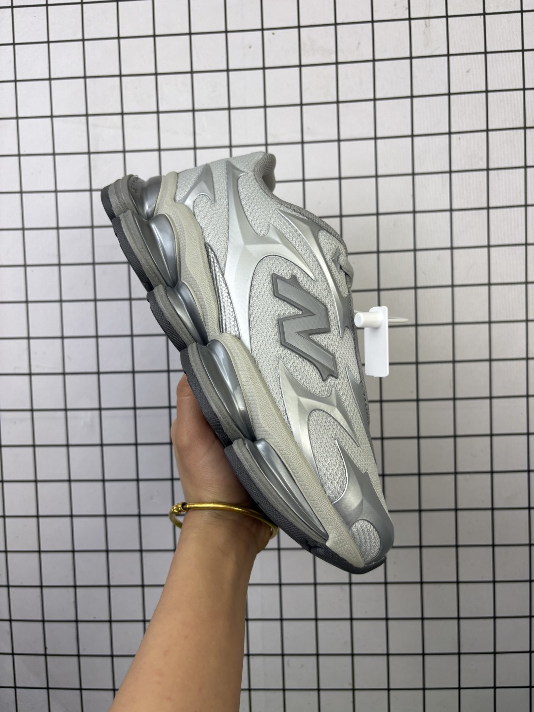 💰180
New Balance 新百伦2005系列 网面休闲鞋 复古还要机能，NB官方重磅新品。一款融合复古设计与现代科技的跑鞋，以其经典的造型和舒适脚感，成为2025年复古潮流爱好的推荐单品。极具视觉冲击力的5根ABZORB单元，以及无缝鞋面的设计，加上3M反光材质的装饰，比之前推出的9060系列更夸张，更具未来感。货号：U2005UW
编码719
Size:36～46.5