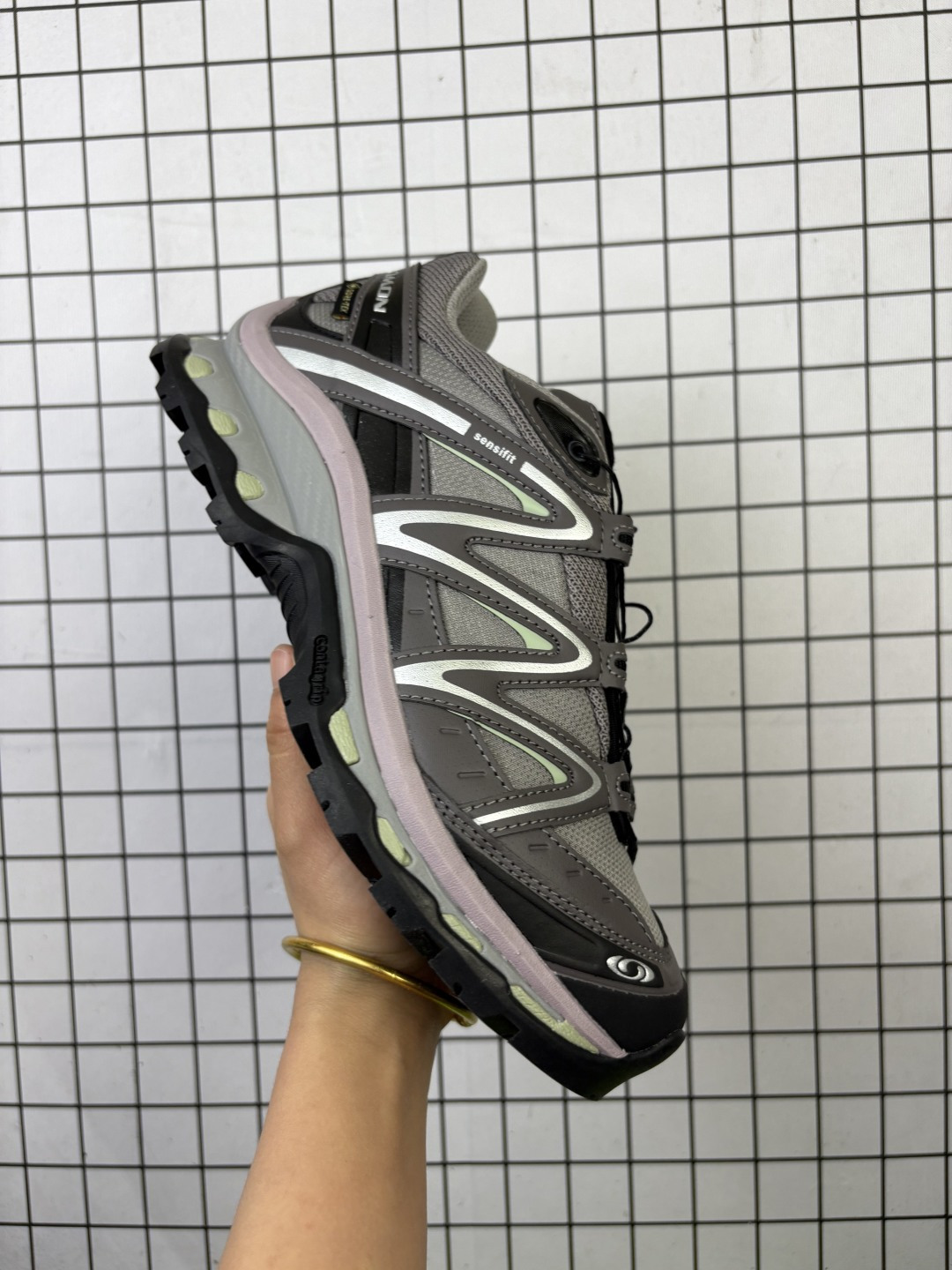 💰240
公司级✅SALOMON萨洛蒙 XT-QUEST GTX 探索者系列户外越野跑鞋
鞋面采用SENSIFIT贴合技术 全方位贴合包裹脚型 鞋跟部鞋底牵引设计 提供强大的抓地性能 更适应野外崎岖不平的道路 其3D ADVANCED CHASSIS底盘 材料轻量大化 钉齿设计更具稳定性 防护性 鞋底易磨损区运用CONTAGRIP高耐磨材料 应对城市硬质路面长距离跑考验
货号:491277-26
尺码:36 36.5 37.5 38 38.5 39 40 40.5 41 42 42.5 43 44 45
编码699