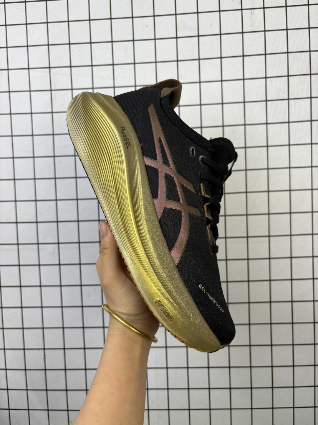 💰130
公司级✅Asics Gel-Nimbus 27 舒适防滑耐磨低帮休闲跑步鞋
鞋底采用了轻质发泡材料 并在后跟和前掌处采用了ASICS亚瑟士核心科技-GEL缓震胶 赋予鞋款强大的缓冲性能 提供了更柔软舒适的穿着体验 而在原有设计的启发之上 此次鞋款采用更贴合当今潮流趋势的材料和创新技术 展现出纽约充满活力的都市精神
货号:1011C095-001
尺码:36 37 37.5 38 39 39.5 40.5 41.5 42 42.5 43.5 44 45 46 47
编码699