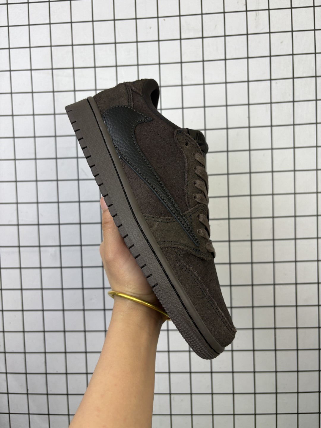 💰180 
Travis Scott x Fragment x Air Jordan AJ1 Low OG SP 三方联名倒勾低帮 市面最强公司级原装纸板原楦开发 极致鞋型一眼正即视感 #独家私模原档案开模，自动区别市面普通版本 #全鞋采用东莞头层皮，用料绝不含糊 #飞翼3D高频立体感十足 细节全方面到位 #全鞋电脑车线 顶级工艺 完美清洁度
货号：DM7866-061
编码：719
36-48.5