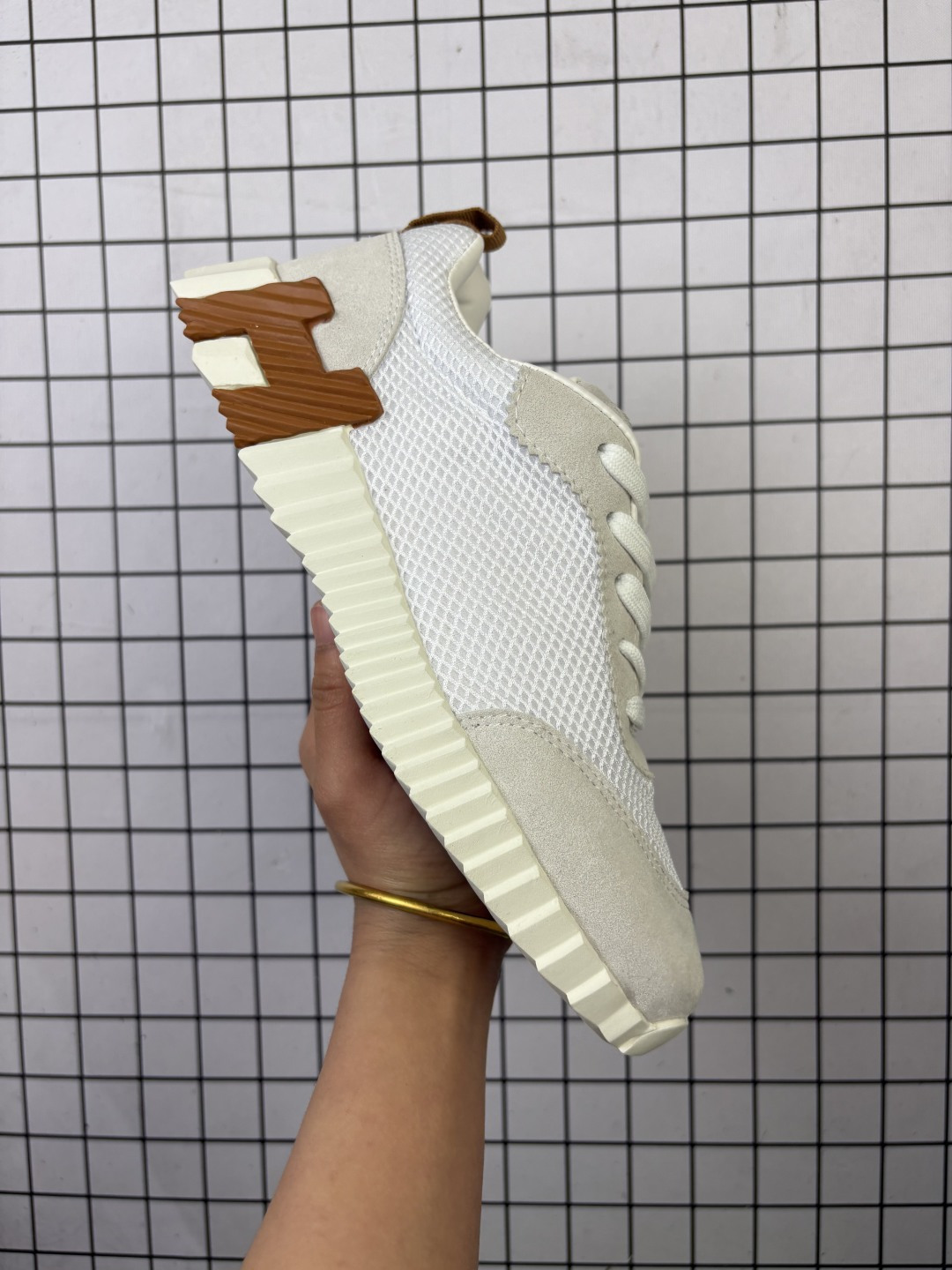 🈴💰130
 男鞋原楦原装开发版型，配置包装说明书防尘布袋物件采用麂皮山羊皮革组合科技网织布鞋面材质，纤维革内底贴附发泡EVA缓震鞋垫，外置全新TPR耐磨耐弯折橡胶大底❗法国奢侈品品牌·爱马仕/Hermès Bouncing Low Sneaker 跳跃系列低帮轻便透气百搭休闲运动鞋“拼接黑白H 

类型：男鞋
码数：40 41 42 43 44 45 46
编码：698