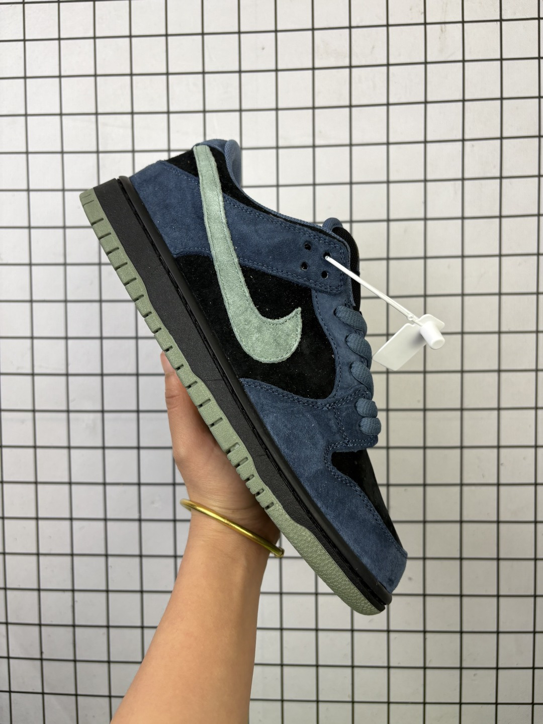 💰110
【真标】耐克 Nike Sb Dunk Low Pro 男女同款运动鞋复古板鞋,尽情迈步,彰显个性风采。采用柔软皮革鞋面,经久耐穿,塑就如元年款 Dunk 般的复古质感。鞋头透气孔,搭配鞋口和鞋舌形状,忠实沿袭元年款经典外观。全掌型橡胶外底,造就非凡抓地力。Dunk 起初专为篮球运动打造,于 80 年代末成为滑板界新宠,现已跃升成为街头时尚标杆。加垫低帮鞋口结合耐穿外底,助你自信舞动。
货号:HF3063
码数:36-45含半码
编码707