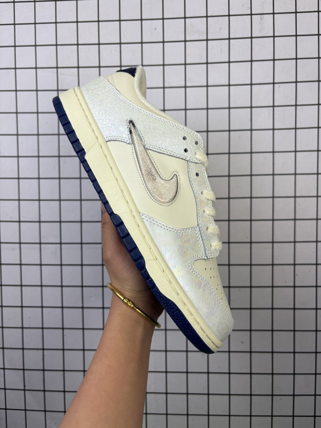 💰140
耐克Nike SB Dunk Low Pro 复古低帮休闲运动滑板板鞋。采用脚感柔软舒适ZoomAir气垫，有效吸收滑板等极限运动在落地时带来的冲击力，为街头运动者们提供更好的保护。

货号：IM6571-027
码数：36～46带半码
编码707