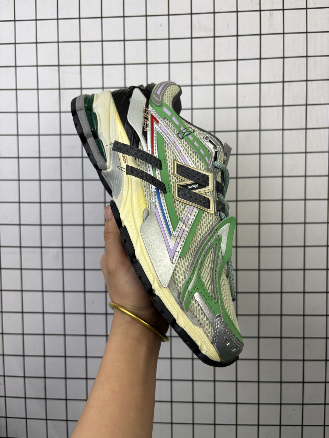 💰150
New Balance M1906系列 复古单品宝藏老爹鞋款 公司级 复古元素叠加 质感超级棒 楦版型材料细节做工精细 作为NB最经典的档案鞋型之一 与2002一样，1906有着NB最成熟的技术加持和复古款式，而本次推出的版本参照2002r的定位，相信会在性价两端做出权衡。单从造型上来看，依旧是vibe风格，味道很正，细节也很酷，这双1906r无疑必能打入复古跑鞋爱好者的年度鞋款名录
货号:M1906ADA
尺码:36 37 37.5 38 38.5 39.5 40 40.5 41.5 42 42.5 43 44 45 
编码770