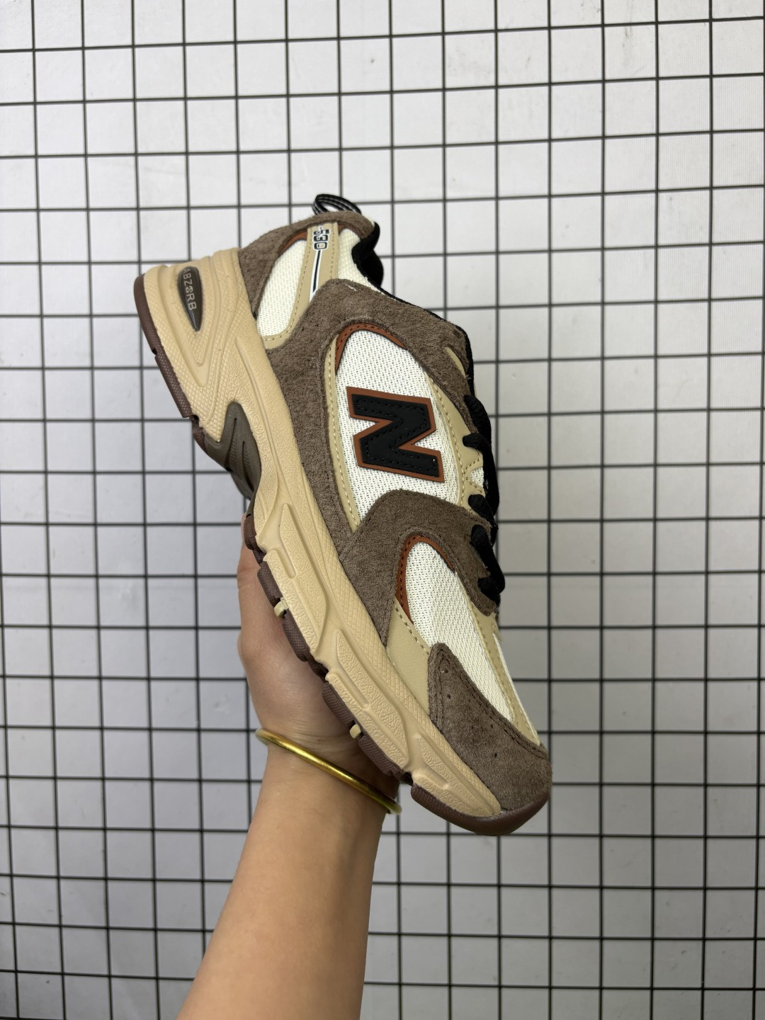 💰130
New Balance 530 新百伦530系列 复古跑古鞋
经复典古款式之一 以全科新技诠释 成打功造鞋款 鞋面在基本线条和片层构结的同时 采更用为简洁 流畅设的计语言
货号:MR530FW1
Size:36 37 37.5 38 38.5 39.5 40 40.5 41.5 42 42.5 43 44 45
编码大Y