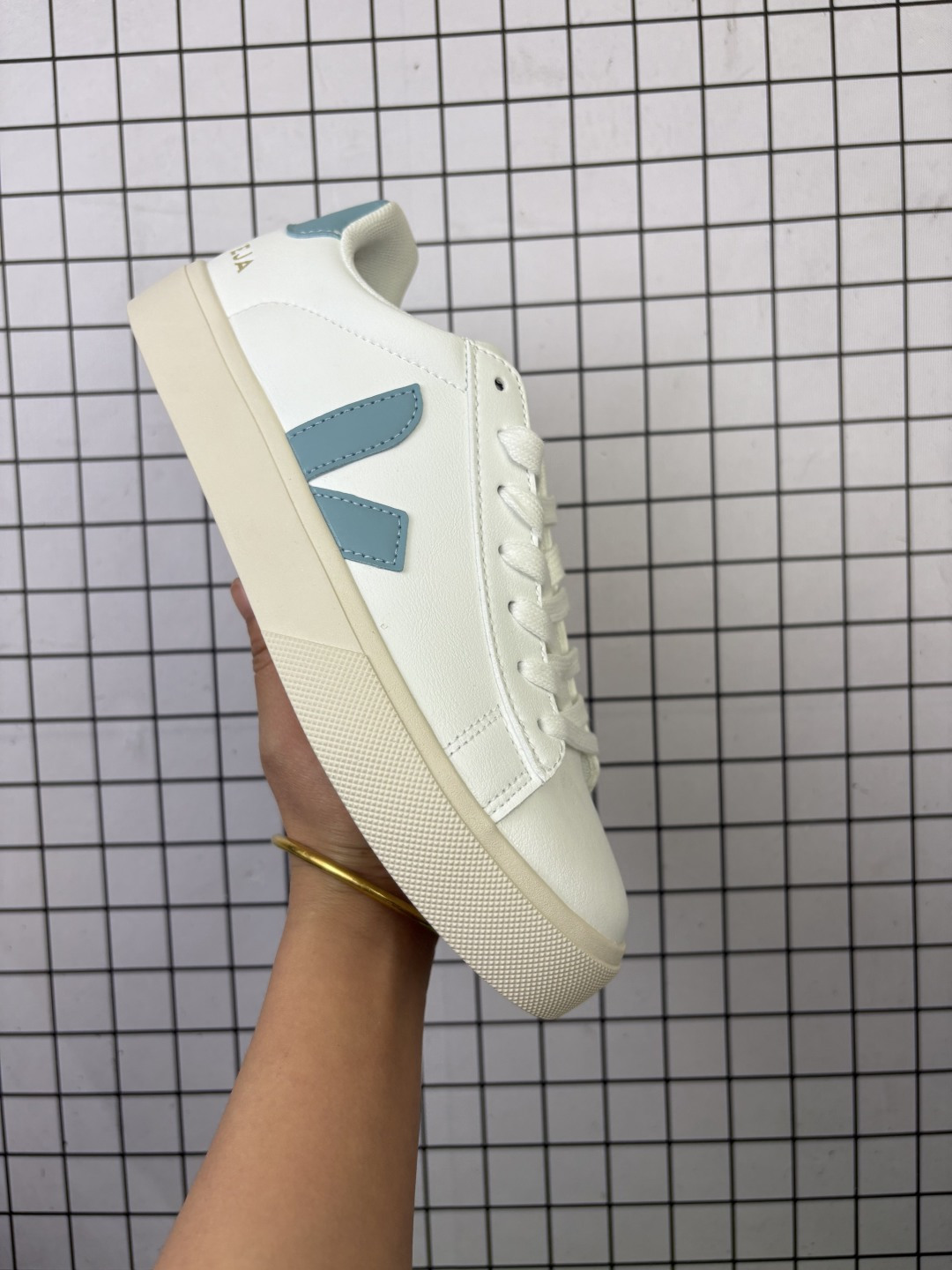 🈴💰75
💯男女鞋，采用透气皮革鞋面材质，鞋垫嵌入舒适PU乳胶材质及透气帆布内里，外置耐磨橡胶大底❗️极简日常穿，法国国民板鞋品牌·维佳Veja Esplar Leather Low Sneakers埃斯普拉系列低帮经典百搭薄底休闲运动鞋 

类型：男女鞋
码数：36 37 38 39 40 41 42 43 44 45
编码老男H