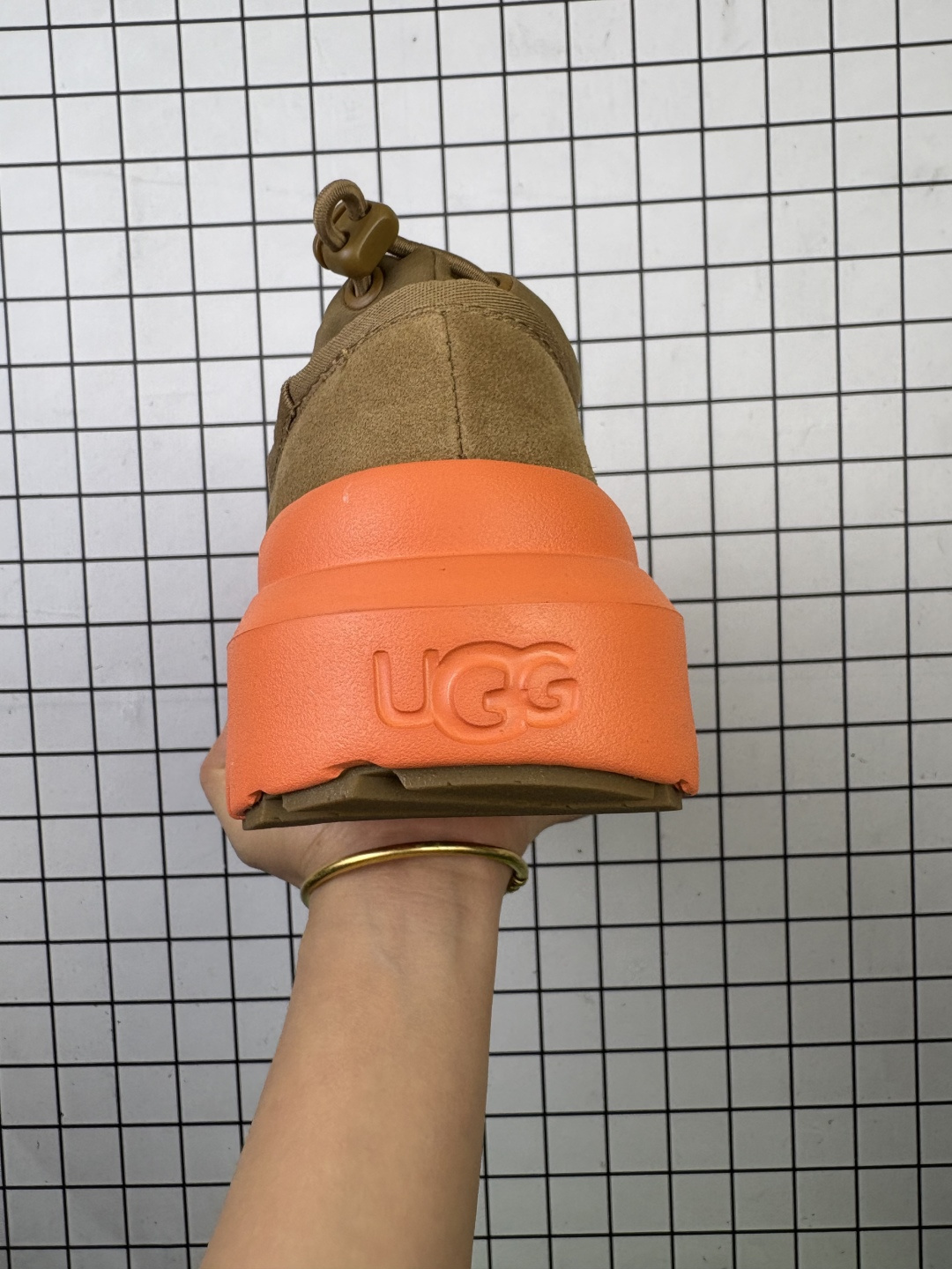 💰230
UGG 品牌的起源可以追溯到澳大利亚,一战时期,澳大利亚飞行员用两块羊皮包裹成鞋子穿在脚上御寒,这种设计后来逐渐在澳洲流行开来。品牌正式创立于 1978 年,由澳大利亚冲浪员 Brian Smith 带到美国加利福尼亚并推广。以其标志性的羊毛靴而闻名于世,已成为冬季时尚与舒适的代名词。今天,为大家带来四双新款,它们不仅继承了 UGG 品牌的经典元素,更在细节上进行了创新。
编码老男H
36-45