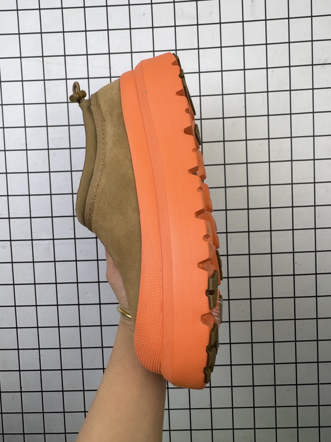 💰230
UGG 品牌的起源可以追溯到澳大利亚,一战时期,澳大利亚飞行员用两块羊皮包裹成鞋子穿在脚上御寒,这种设计后来逐渐在澳洲流行开来。品牌正式创立于 1978 年,由澳大利亚冲浪员 Brian Smith 带到美国加利福尼亚并推广。以其标志性的羊毛靴而闻名于世,已成为冬季时尚与舒适的代名词。今天,为大家带来四双新款,它们不仅继承了 UGG 品牌的经典元素,更在细节上进行了创新。
编码老男H
36-45