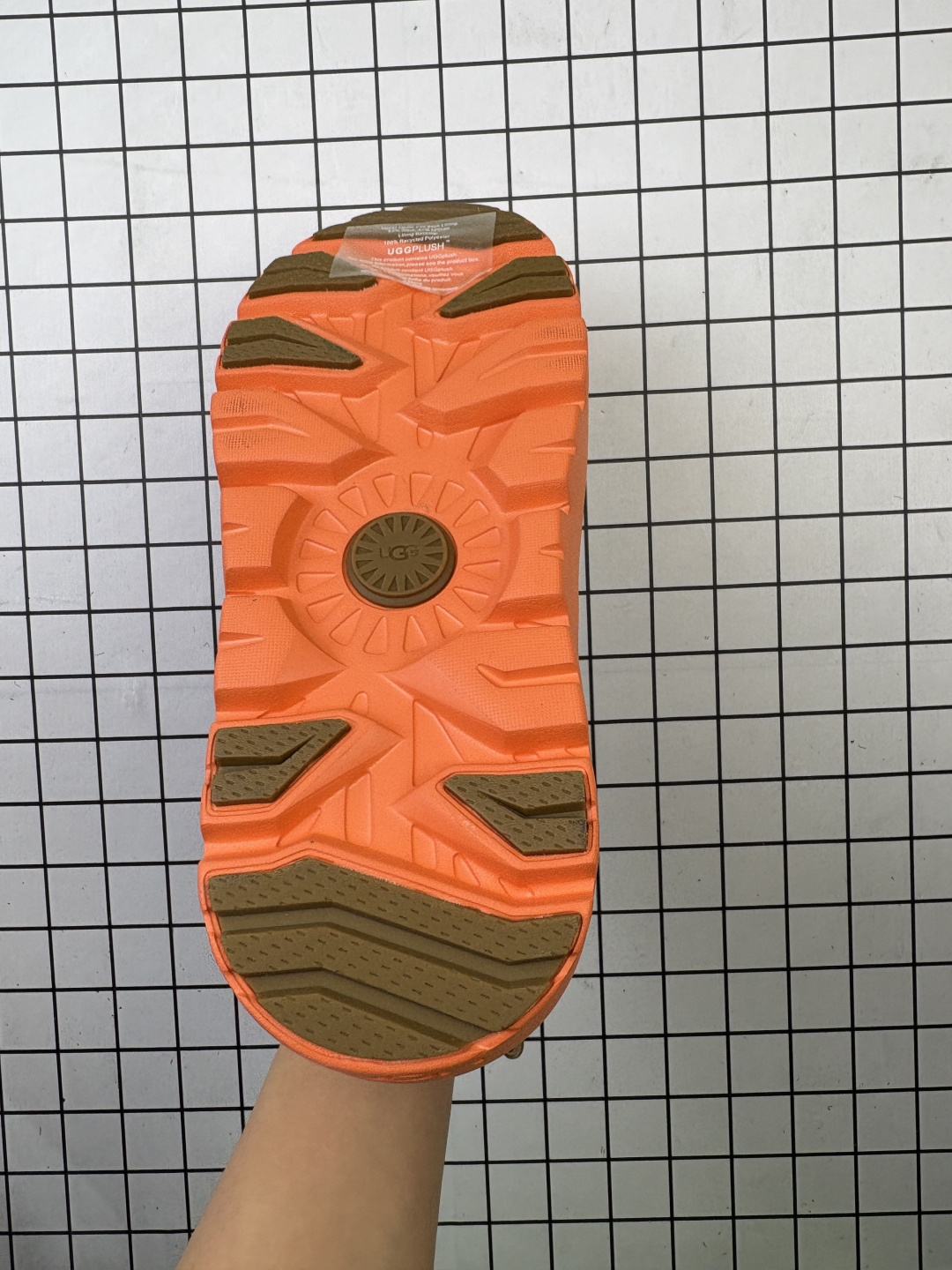 💰230
UGG 品牌的起源可以追溯到澳大利亚,一战时期,澳大利亚飞行员用两块羊皮包裹成鞋子穿在脚上御寒,这种设计后来逐渐在澳洲流行开来。品牌正式创立于 1978 年,由澳大利亚冲浪员 Brian Smith 带到美国加利福尼亚并推广。以其标志性的羊毛靴而闻名于世,已成为冬季时尚与舒适的代名词。今天,为大家带来四双新款,它们不仅继承了 UGG 品牌的经典元素,更在细节上进行了创新。
编码老男H
36-45