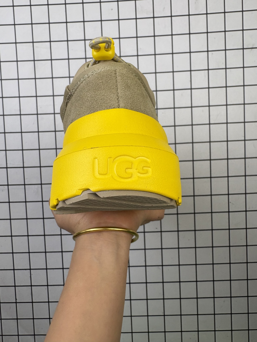 💰230
UGG 品牌的起源可以追溯到澳大利亚,一战时期,澳大利亚飞行员用两块羊皮包裹成鞋子穿在脚上御寒,这种设计后来逐渐在澳洲流行开来。品牌正式创立于 1978 年,由澳大利亚冲浪员 Brian Smith 带到美国加利福尼亚并推广。以其标志性的羊毛靴而闻名于世,已成为冬季时尚与舒适的代名词。今天,为大家带来四双新款,它们不仅继承了 UGG 品牌的经典元素,更在细节上进行了创新。
编码老男H
36-45