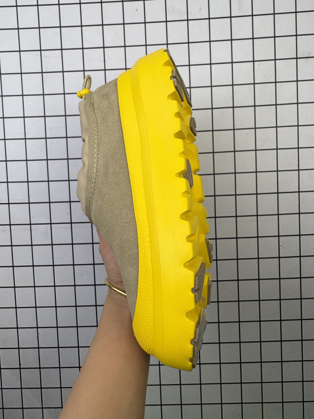 💰230
UGG 品牌的起源可以追溯到澳大利亚,一战时期,澳大利亚飞行员用两块羊皮包裹成鞋子穿在脚上御寒,这种设计后来逐渐在澳洲流行开来。品牌正式创立于 1978 年,由澳大利亚冲浪员 Brian Smith 带到美国加利福尼亚并推广。以其标志性的羊毛靴而闻名于世,已成为冬季时尚与舒适的代名词。今天,为大家带来四双新款,它们不仅继承了 UGG 品牌的经典元素,更在细节上进行了创新。
编码老男H
36-45