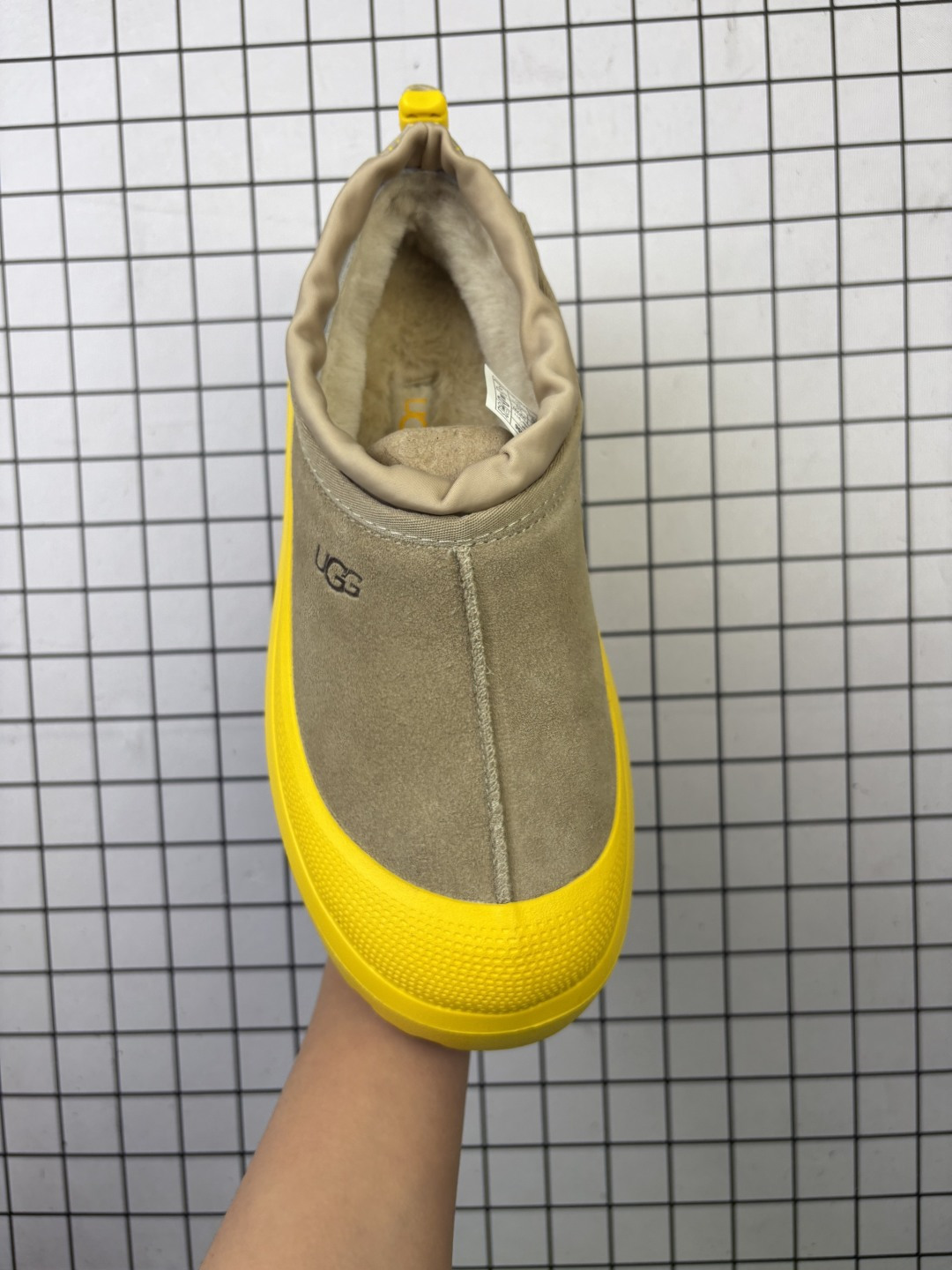 UGG 品牌的起源可以追溯到澳大利亚,一战时期,澳大利亚飞行员用两块羊皮包裹成鞋子穿在脚上御寒,这种设计后来逐渐在澳洲流行开来.品牌正式创立于 1978 年,由澳大利亚冲浪员 Brian Smith 带到美国加利福尼亚并推广.以其标志性的羊毛靴而闻名于世,已成为冬季时尚与舒适的代名词.今天,为大家带来四双新款,它们不仅继承了 UGG 品牌的经典元素,更在细节上进行了创新. 编码老男H