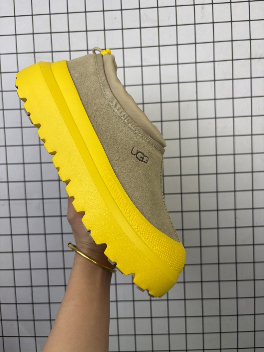 💰230  
UGG 品牌的起源可以追溯到澳大利亚，一战时期，澳大利亚飞行员用两块羊皮包裹成鞋子穿在脚上御寒，这种设计后来逐渐在澳洲流行开来。品牌正式创立于 1978 年，由澳大利亚冲浪员 Brian Smith 带到美国加利福尼亚并推广。以其标志性的羊毛靴而闻名于世，已成为冬季时尚与舒适的代名词。今天，为大家带来四双新款，它们不仅继承了 UGG 品牌的经典元素，更在细节上进行了创新。
编码老男H
36-45