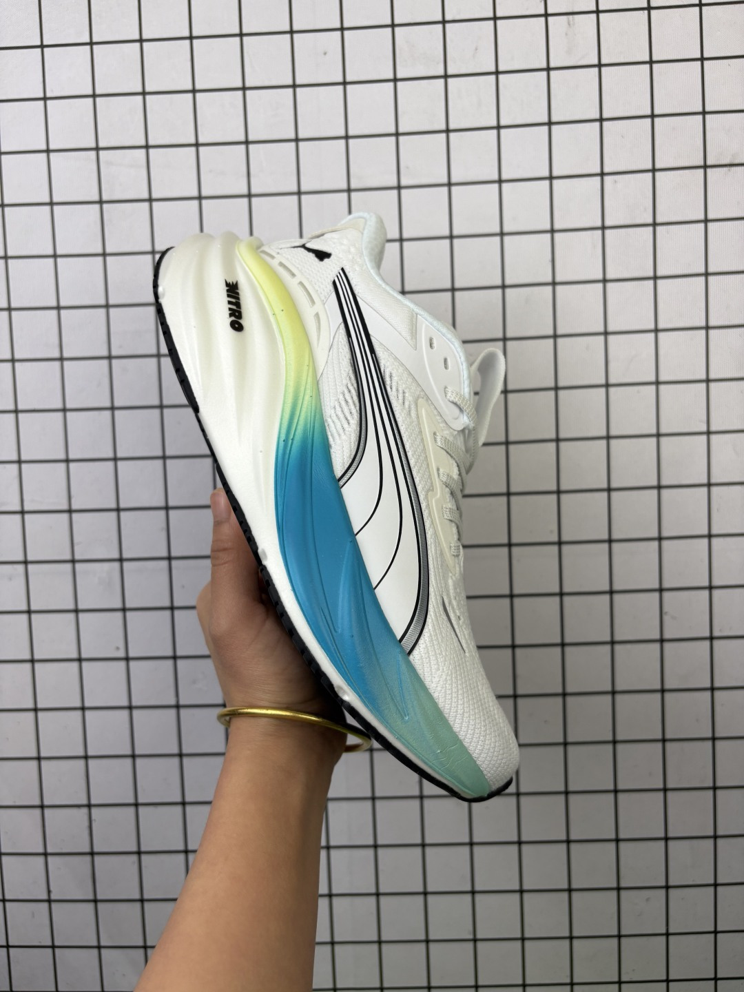 公司级✅PUMA Deviate NITRO 3 彪马 缓震训练跑鞋透气 舒适防滑耐磨 低帮 休闲跑步鞋 大底采用的是PUMA的大底PUMAGRIP 在任何条件下都能提供出色的控制力和抓地力 工程网眼的鞋面 舒适贴脚 鞋面上部使用大网眼设计增加透气性 半角撑鞋舌并使用小面积的泡棉 除了鞋舌上的泡棉之外 鞋跟和脚踝周围也有相当多的泡棉 这提高了鞋子的舒适性 锁定性和脚跟的安全性 货号:311046-07 编码:老男H