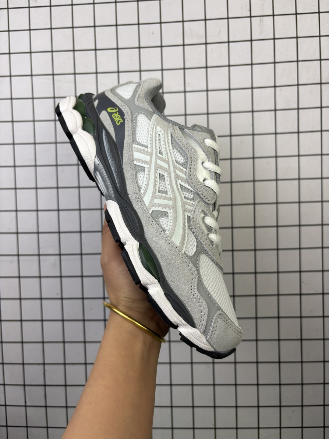 公司级✅Asics Gel-NYC 复古单品 ASICS亚瑟士宣布推出全新鞋款GEL-NYC,其设计灵感来源于GEL-NIMBUS 3,GEL-MC PLUS V 和 GEL-CUMULUS 16 这些往日经典鞋款.而在原有设计的启发之上,此次鞋款采用更贴合当今潮流趋势的材料和创新技术,展现出纽约充满活力的都市精神.2000 年代初期 ASICS亚瑟士的多个经典款跑鞋款式,融合纽约市富有朝气活力的城市精神气质,共同成就了GEL-NYC系列在鞋面和配色上的创造力.该鞋款在开发初期便以GEL-NIMBUS 3为蓝本,并将GEL-MC PLUS V 鞋面的各类装饰融合于其中.ASICS 亚瑟士设计团队从而得以重构经典鞋款,为其带来崭新的设计呈现,创造色彩拼接上的更多可能性.此次GEL-NYC系列配色采用了柔和却富有张力的黑色加泥灰色、奶油色加深灰色,真实还原了纽约的城市地标形象.ASICS亚瑟士承袭过往经典,创造当下新生,将多个标志性跑鞋设计细节重构再造,成就了GEL-NYC这一极具现代风格的混搭之作 编码103