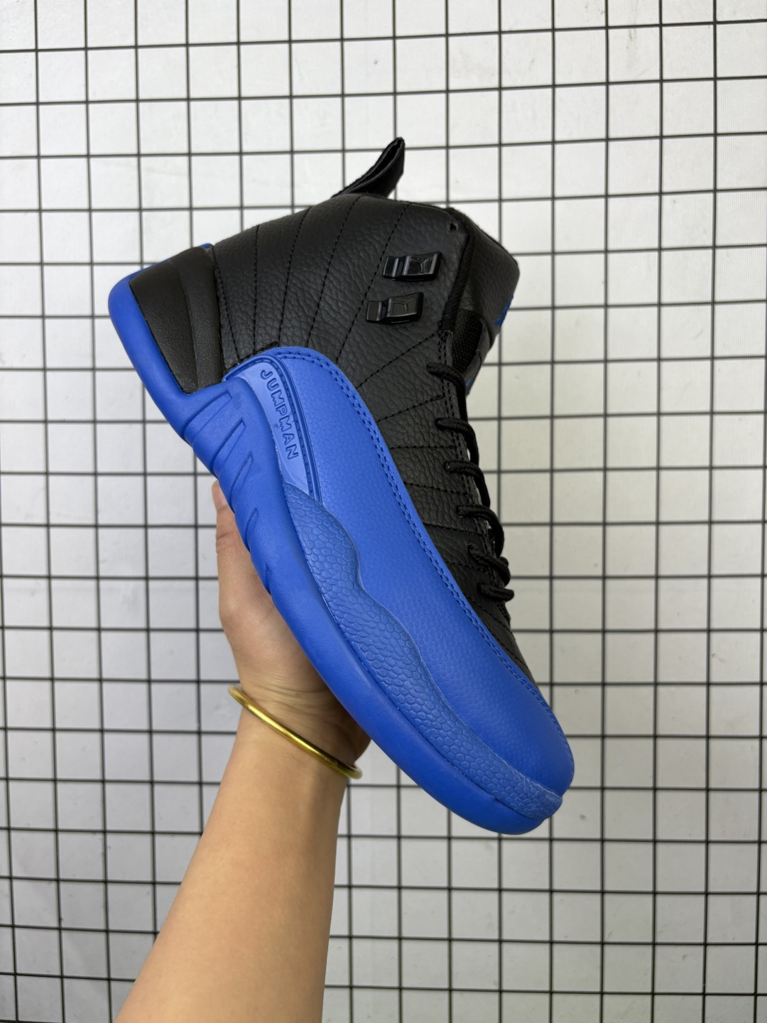 💰115
Air Jordan 12 Retro "Gamma Blue" 高帮 伽玛蓝 AJ12 乔丹12代 aj12 乔12 高邦 黑蓝 乔丹篮球鞋系列 鞋身整体采用黑色磨砂打造搭配伽玛蓝荔枝纹框架覆盖层，鞋头红色的Jumpman Logo点缀，在黑蓝主调下格外抢眼；鞋舌上饰有红色Jumpman Logo以及TTWO3字样，与鞋侧鞋带黑扣相呼应，经典的Jumpman Logo黑色呈现，细节方面非常用心；鞋身中部辅以蓝色挡泥板，后跟鞋提黑色Jumpman Logo和白色刺绣Jordan字样搭配标志性立体红色23字样，彰显鞋款身份；辅以Air Zoom气垫和大面积碳板，提供了出色的缓震效果和稳定性，重现Michael Jordkan在赛场上的辉煌。
货号：130690-161
编码771
36-47
