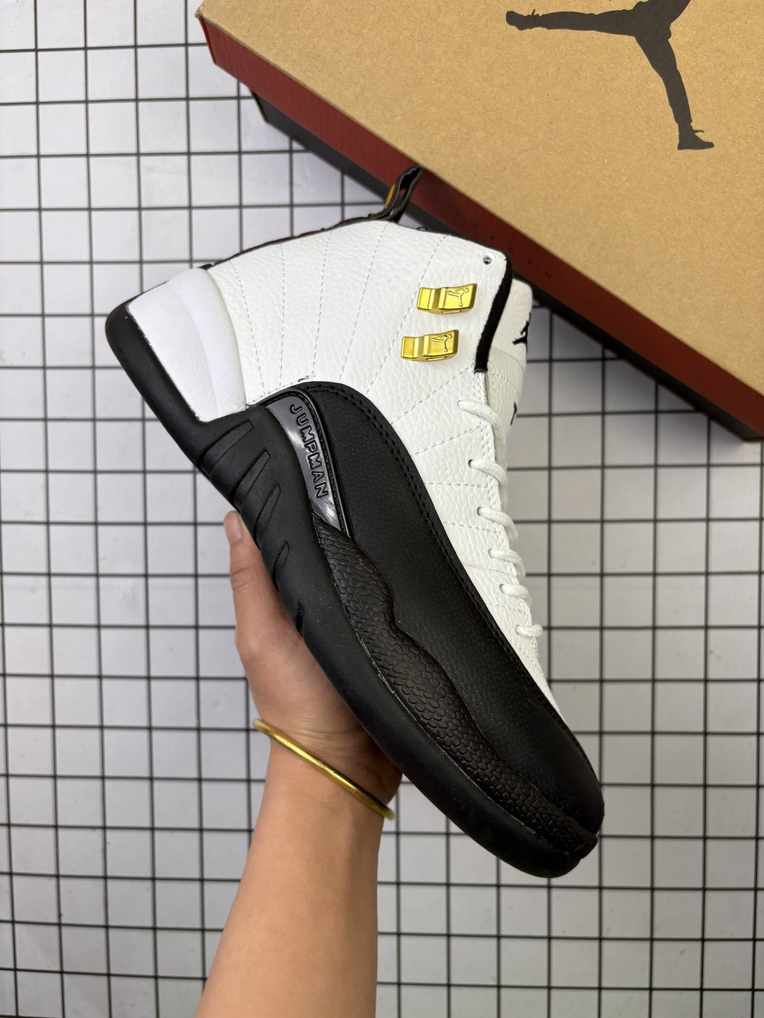 🈴💰115
Air Jordan 12 Retro "Gamma Blue" 高帮 伽玛蓝 AJ12 乔丹12代 aj12 乔12 高邦 黑蓝 乔丹篮球鞋系列 鞋身整体采用黑色磨砂打造搭配伽玛蓝荔枝纹框架覆盖层，鞋头红色的Jumpman Logo点缀，在黑蓝主调下格外抢眼；鞋舌上饰有红色Jumpman Logo以及TTWO3字样，与鞋侧鞋带黑扣相呼应，经典的Jumpman Logo黑色呈现，细节方面非常用心；鞋身中部辅以蓝色挡泥板，后跟鞋提黑色Jumpman Logo和白色刺绣Jordan字样搭配标志性立体红色23字样，彰显鞋款身份；辅以Air Zoom气垫和大面积碳板，提供了出色的缓震效果和稳定性，重现Michael Jordkan在赛场上的辉煌。
货号：130690-161
编码771
36-47