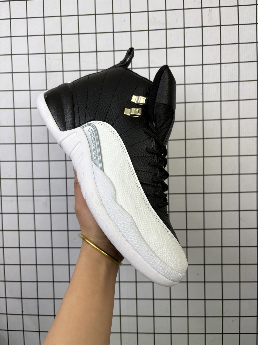💰115
Air Jordan 12 Retro "Gamma Blue" 高帮 伽玛蓝 AJ12 乔丹12代 aj12 乔12 高邦 黑蓝 乔丹篮球鞋系列 鞋身整体采用黑色磨砂打造搭配伽玛蓝荔枝纹框架覆盖层，鞋头红色的Jumpman Logo点缀，在黑蓝主调下格外抢眼；鞋舌上饰有红色Jumpman Logo以及TTWO3字样，与鞋侧鞋带黑扣相呼应，经典的Jumpman Logo黑色呈现，细节方面非常用心；鞋身中部辅以蓝色挡泥板，后跟鞋提黑色Jumpman Logo和白色刺绣Jordan字样搭配标志性立体红色23字样，彰显鞋款身份；辅以Air Zoom气垫和大面积碳板，提供了出色的缓震效果和稳定性，重现Michael Jordkan在赛场上的辉煌。
货号：130690-161
编码771
40-47