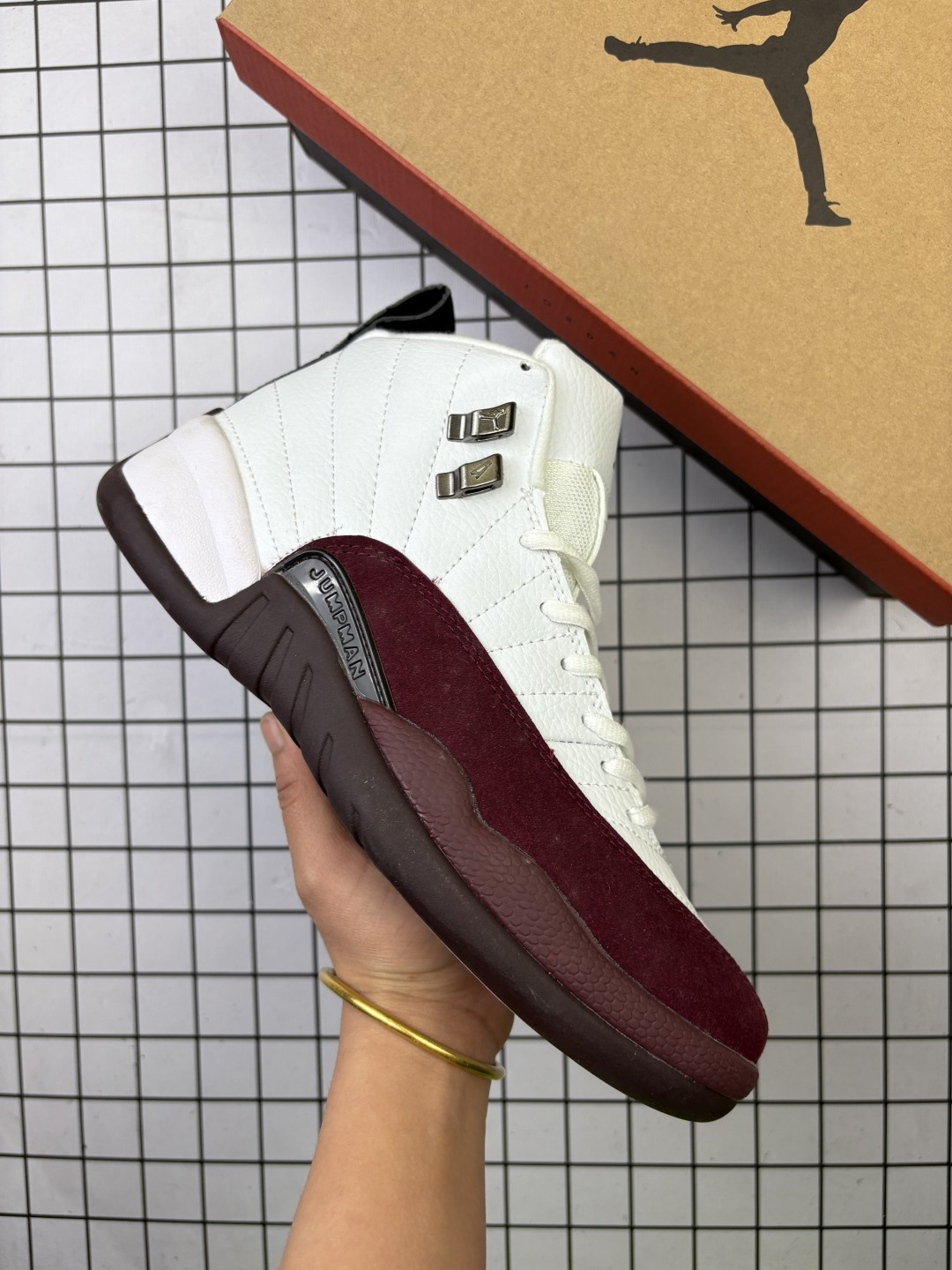 🈴💰115
Air Jordan 12 Retro "Gamma Blue" 高帮 伽玛蓝 AJ12 乔丹12代 aj12 乔12 高邦 黑蓝 乔丹篮球鞋系列 鞋身整体采用黑色磨砂打造搭配伽玛蓝荔枝纹框架覆盖层，鞋头红色的Jumpman Logo点缀，在黑蓝主调下格外抢眼；鞋舌上饰有红色Jumpman Logo以及TTWO3字样，与鞋侧鞋带黑扣相呼应，经典的Jumpman Logo黑色呈现，细节方面非常用心；鞋身中部辅以蓝色挡泥板，后跟鞋提黑色Jumpman Logo和白色刺绣Jordan字样搭配标志性立体红色23字样，彰显鞋款身份；辅以Air Zoom气垫和大面积碳板，提供了出色的缓震效果和稳定性，重现Michael Jordkan在赛场上的辉煌。
货号：130690-161
编码771
40-47