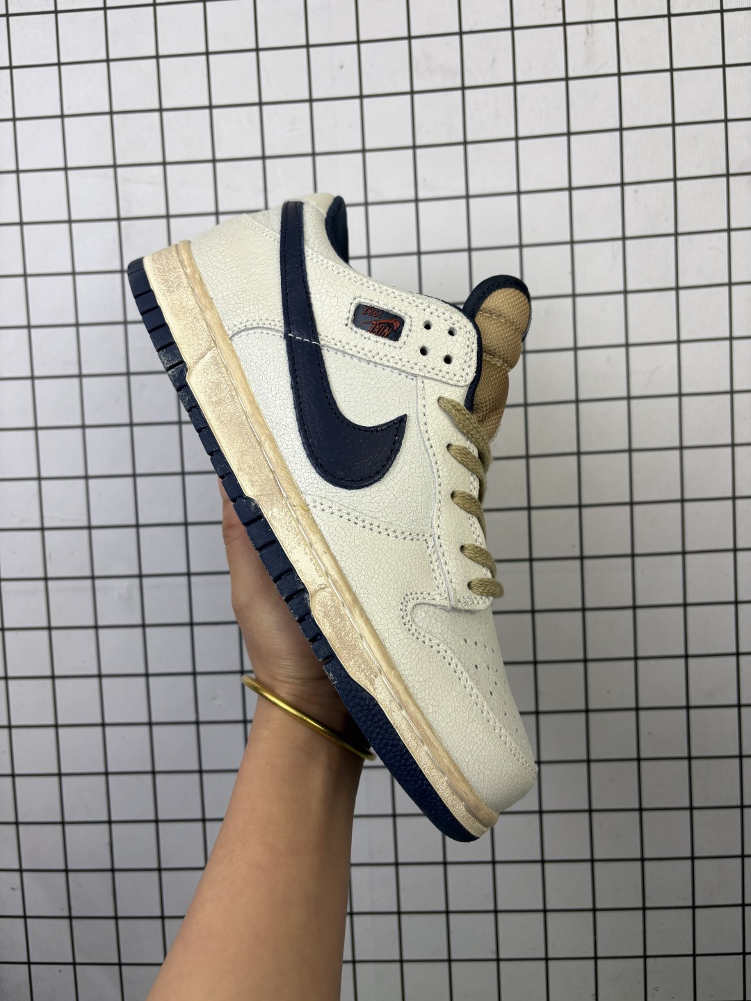 💰120  #新品上市实拍  
SB Dunk Low Pro 扣篮系列复古低帮休闲运动滑板板鞋。采用脚感柔软舒适ZoomAir气垫，有效吸收滑板等极限运动在落地时带来的冲击力，为街头运动者们提供更好的保护！ 
货号：IH6766
36-45
编码707