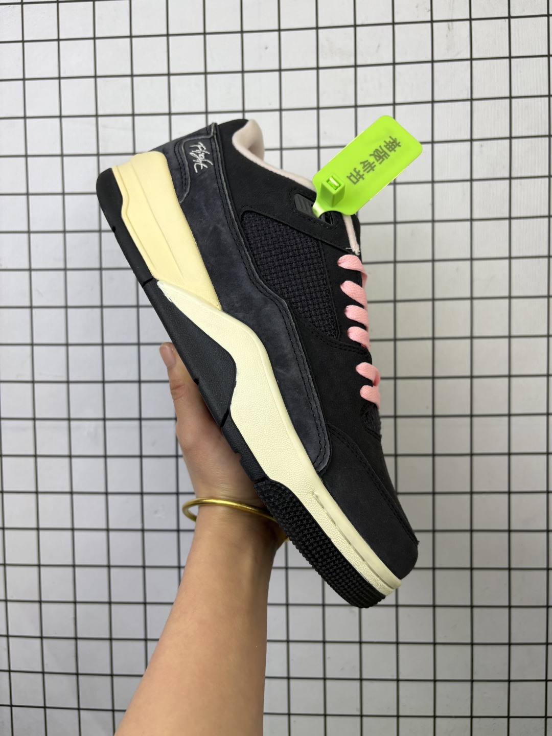 💰130
Air Jordan 4 Retro Flight Court 低帮 黑色 AJ4 乔丹4代 aj4 乔4 低邦 黑色 乔丹篮球鞋系列 鞋身整体以黑色磨砂打造，搭配侧身黑色皮革框架，鞋舌及后跟Jumpman Logo采用红色刺绣点缀，后跟侧身Flighth辅以灰色刺绣呈现，秉承轻量化的速度型篮球鞋设计思想完成设计，降低重量的同时提升舒适度，中底延续前作使用了分离式后掌可视化Air Solet气垫。鞋带孔和后跟鞋提以籃网为造型灵感，将篮球运动巧妙融入到鞋款的设计之中，使鞋身整体富有流动性、节奏感和优雅气质。
货号：HF3255 003
尺码：36 36.5 37.5 38 38.5 39 40 40.5 41 42 42.5 43 44 44.5 45 46
编码554