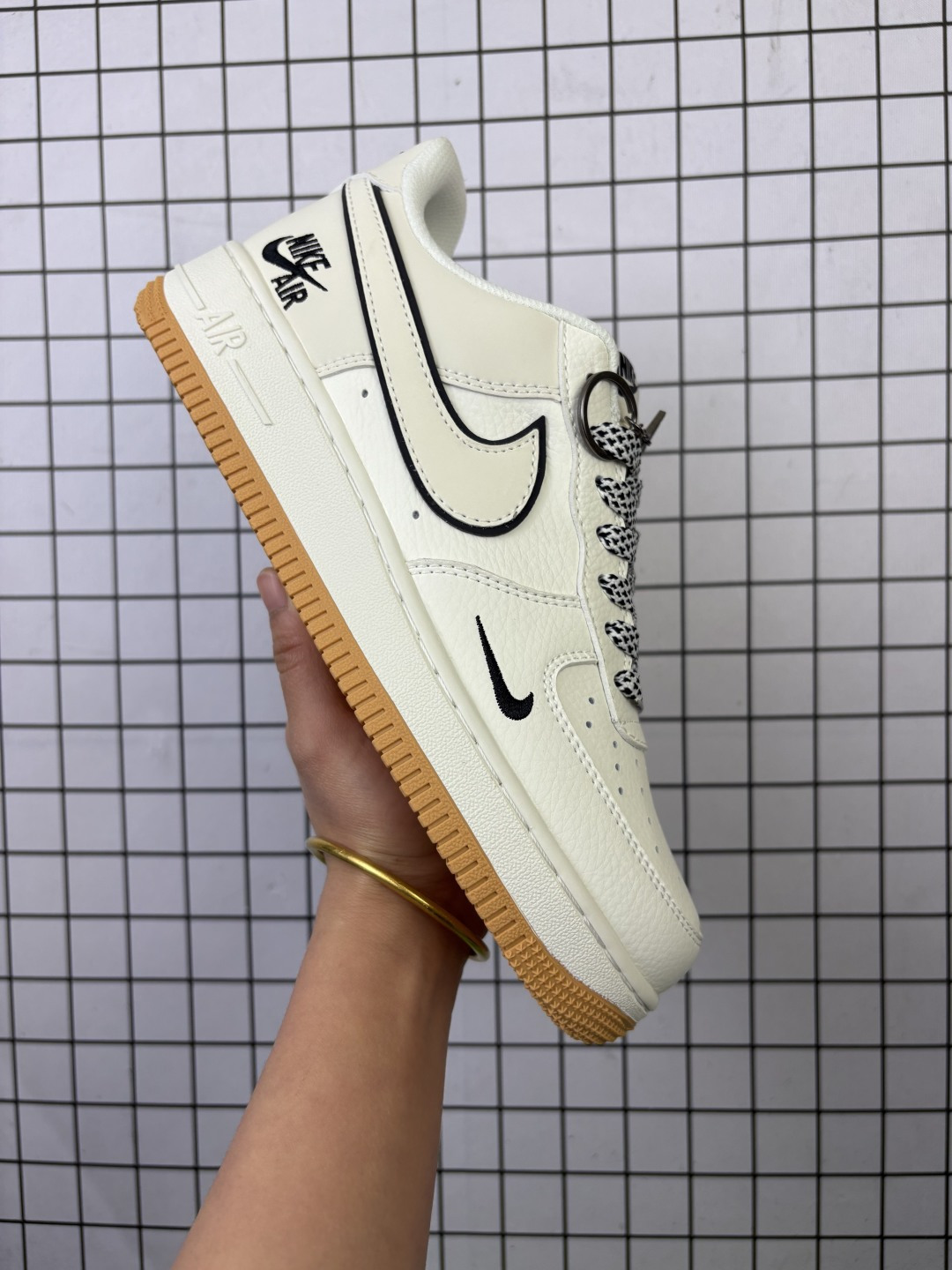 💰220
公司级✅NIKE AIR FORCE 1‘07 LV8
原楦头原纸板 打造纯正低帮空军版型
专注外贸渠道 全掌内置蜂窝气垫 
原盒配件 原厂中底钢印、拉帮完美 
货号:CS5288-053
Size:36 36.5 37.5 38 38.5 39 40 40.5 41 42 42.5 43 44 45
编码577