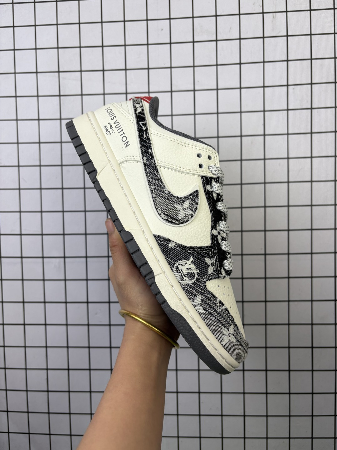 💰130
Nike/耐克 男女鞋真标半码制，全新2021版更新数据窄楦翘头版型，采用软质荔枝纹牛剖鞋面材质，大厂水平严控清洁度，缜密拉帮中底布，鞋垫嵌EVA缓震物料及背胶，全新窄版翘头耐磨橡胶大底❗️创意定制配色,联乘法国顶级高奢品牌·路易威登Louis Vuitton x Nike SB Dunk Low"Damier Azur/Brown/LV Monogram"扣篮系列低帮休闲运动滑板板鞋 JY6988-111

类型：男女鞋
码数：36 36.5 37.5 38 38.5 39 40 40.5 41 42 42.5 43 44 45
编码：577