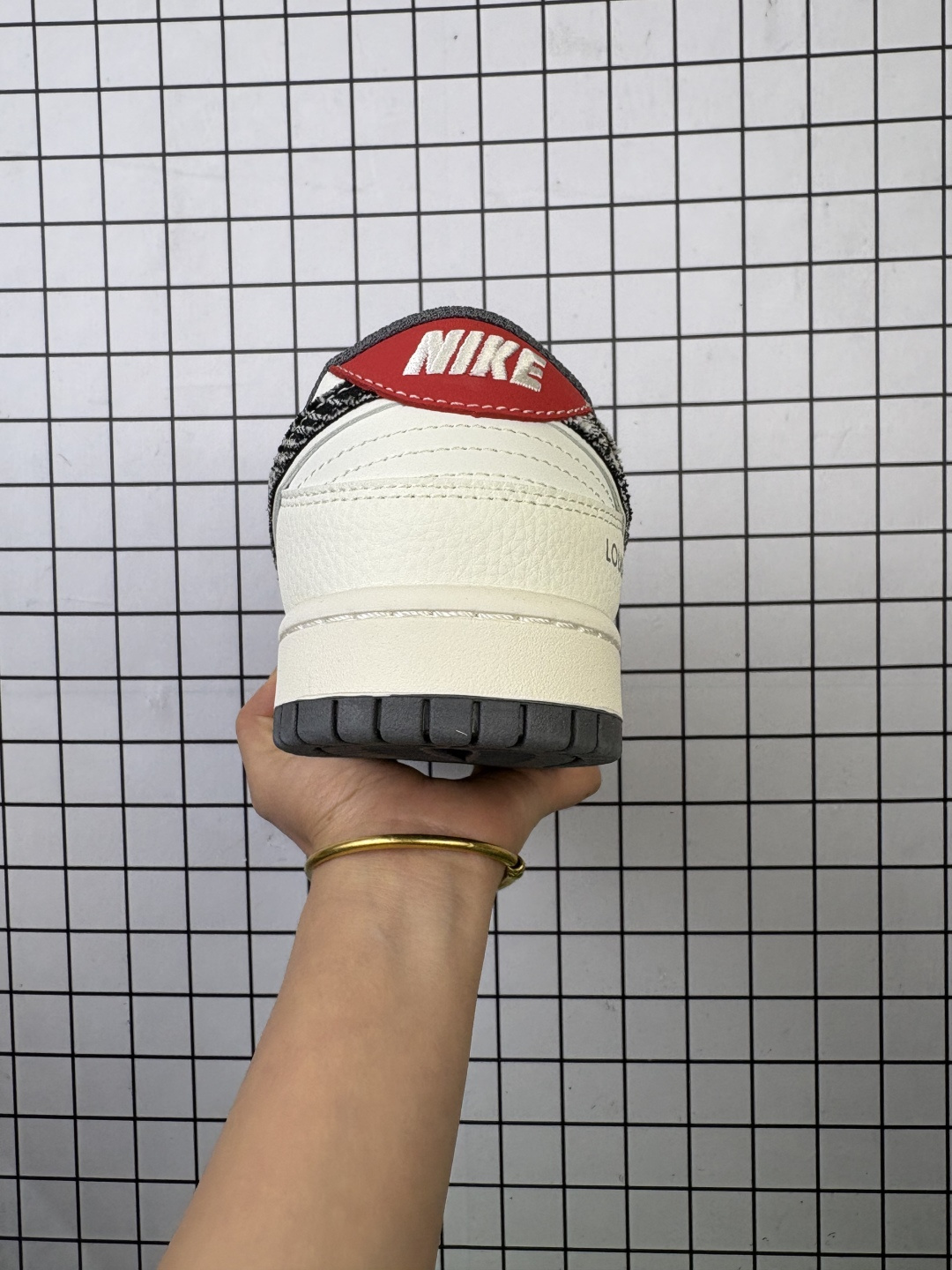 💰130
Nike/耐克 男女鞋真标半码制，全新2021版更新数据窄楦翘头版型，采用软质荔枝纹牛剖鞋面材质，大厂水平严控清洁度，缜密拉帮中底布，鞋垫嵌EVA缓震物料及背胶，全新窄版翘头耐磨橡胶大底❗️创意定制配色,联乘法国顶级高奢品牌·路易威登Louis Vuitton x Nike SB Dunk Low"Damier Azur/Brown/LV Monogram"扣篮系列低帮休闲运动滑板板鞋 JY6988-111

类型：男女鞋
码数：36 36.5 37.5 38 38.5 39 40 40.5 41 42 42.5 43 44 45
编码：577