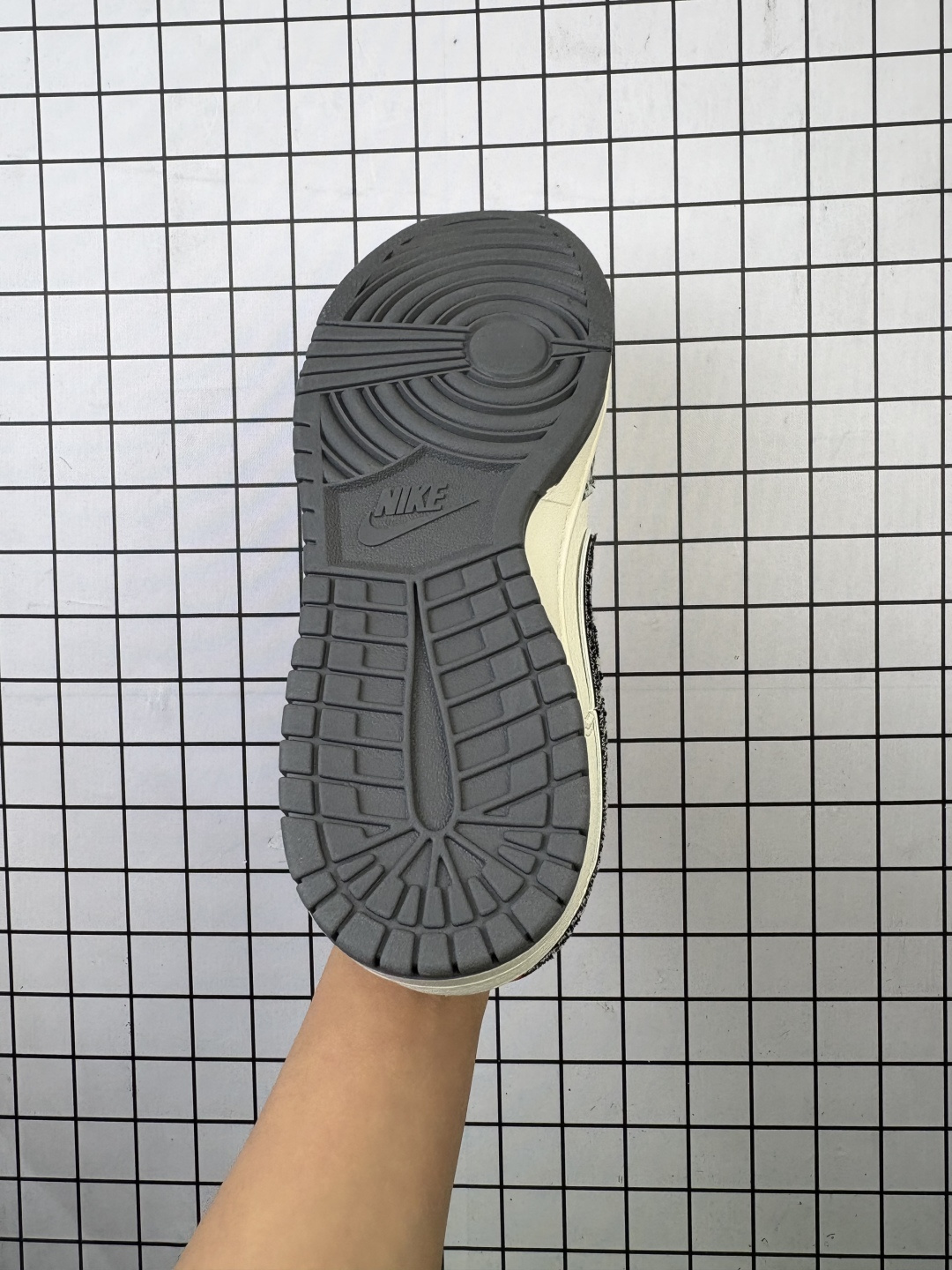 💰130
Nike/耐克 男女鞋真标半码制，全新2021版更新数据窄楦翘头版型，采用软质荔枝纹牛剖鞋面材质，大厂水平严控清洁度，缜密拉帮中底布，鞋垫嵌EVA缓震物料及背胶，全新窄版翘头耐磨橡胶大底❗️创意定制配色,联乘法国顶级高奢品牌·路易威登Louis Vuitton x Nike SB Dunk Low"Damier Azur/Brown/LV Monogram"扣篮系列低帮休闲运动滑板板鞋 JY6988-111

类型：男女鞋
码数：36 36.5 37.5 38 38.5 39 40 40.5 41 42 42.5 43 44 45
编码：577