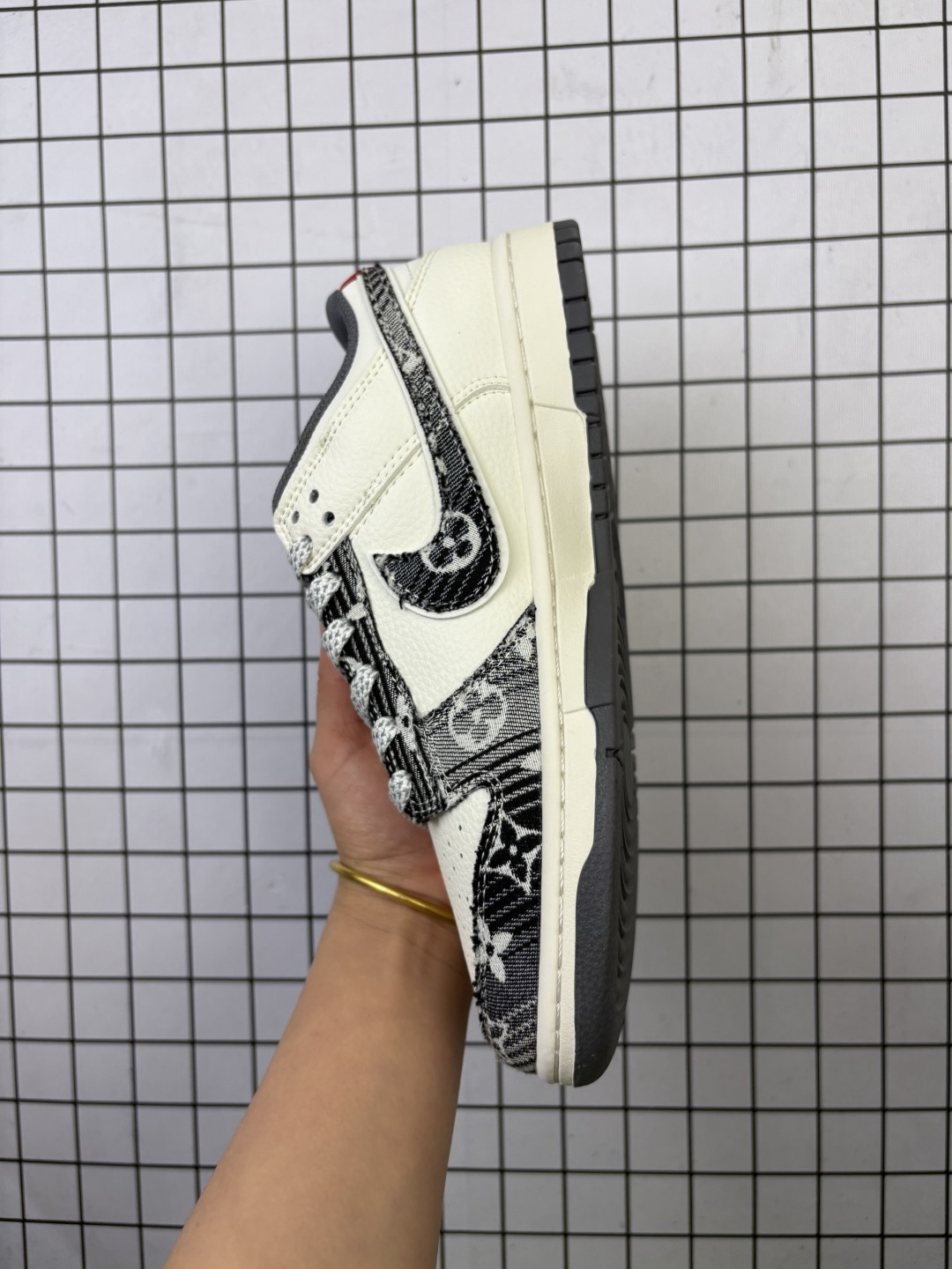 💰130
Nike/耐克 男女鞋真标半码制，全新2021版更新数据窄楦翘头版型，采用软质荔枝纹牛剖鞋面材质，大厂水平严控清洁度，缜密拉帮中底布，鞋垫嵌EVA缓震物料及背胶，全新窄版翘头耐磨橡胶大底❗️创意定制配色,联乘法国顶级高奢品牌·路易威登Louis Vuitton x Nike SB Dunk Low"Damier Azur/Brown/LV Monogram"扣篮系列低帮休闲运动滑板板鞋 JY6988-111

类型：男女鞋
码数：36 36.5 37.5 38 38.5 39 40 40.5 41 42 42.5 43 44 45
编码：577