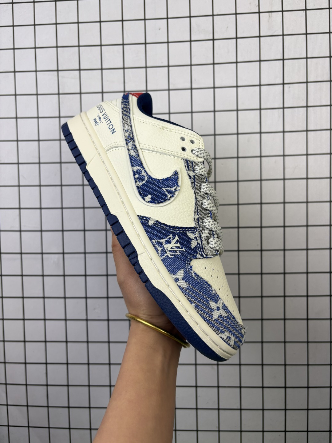 💰130
Nike/耐克 男女鞋真标半码制，全新2021版更新数据窄楦翘头版型，采用软质荔枝纹牛剖鞋面材质，大厂水平严控清洁度，缜密拉帮中底布，鞋垫嵌EVA缓震物料及背胶，全新窄版翘头耐磨橡胶大底❗️创意定制配色,联乘法国顶级高奢品牌·路易威登Louis Vuitton x Nike SB Dunk Low"Damier Azur/Brown/LV Monogram"扣篮系列低帮休闲运动滑板板鞋 JY6988-111

类型：男女鞋
码数：36 36.5 37.5 38 38.5 39 40 40.5 41 42 42.5 43 44 45
编码：577