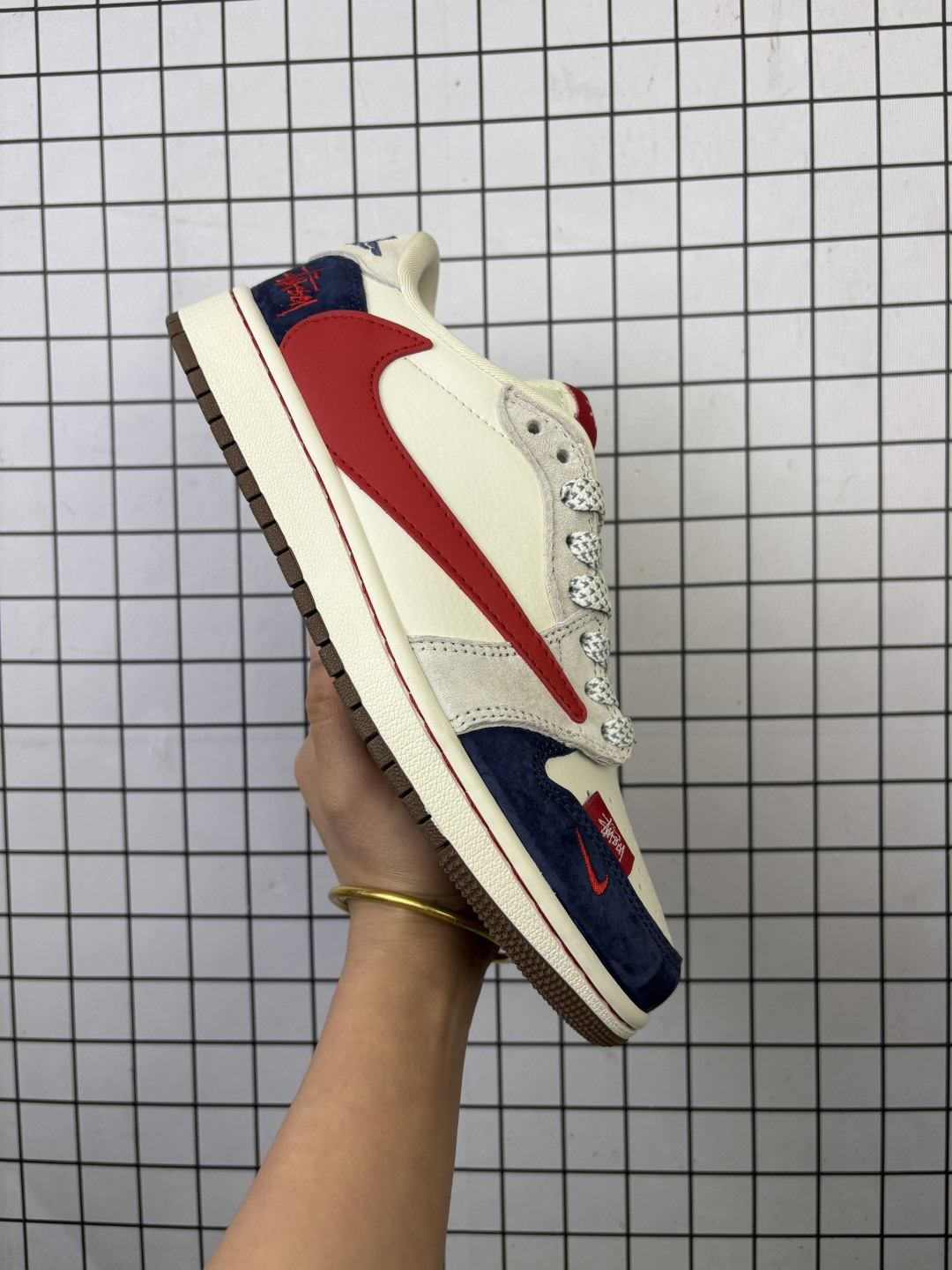 💰100
特价✅AJ1倒勾 Travis Scott x Air Jordan 1 “ Reverse Mocha “ AJ1乔1 TS 闪电 联名倒钩   冲孔整齐干净 中底拉帮线 整体清洁度非常好
货号：SJ2068 124
码数：36 36.5 37.5 38 38.5 39 40 40.5 41 42 42.5 43 44 45 
编码577