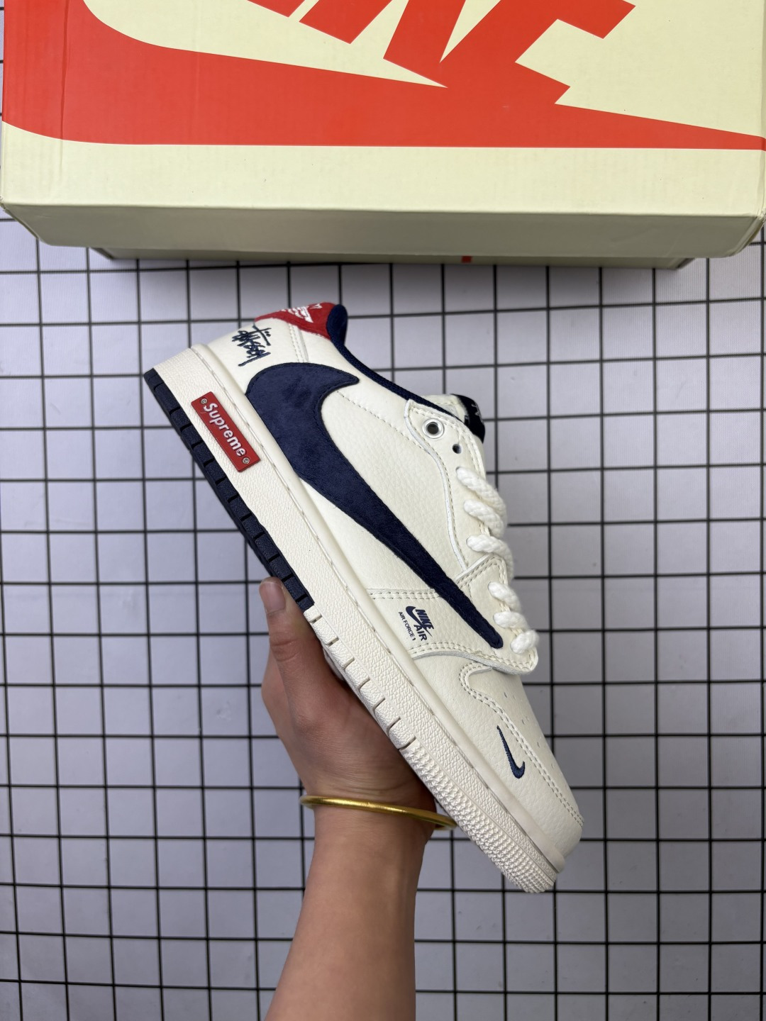 🈴 💰100
特价✅AJ1倒勾 Travis Scott x Air Jordan 1 “ Reverse Mocha “ AJ1乔1 TS 闪电 联名倒钩   冲孔整齐干净 中底拉帮线 整体清洁度非常好
货号：SJ2068 124
码数：36 36.5 37.5 38 38.5 39 40 40.5 41 42 42.5 43 44 45 
编码577