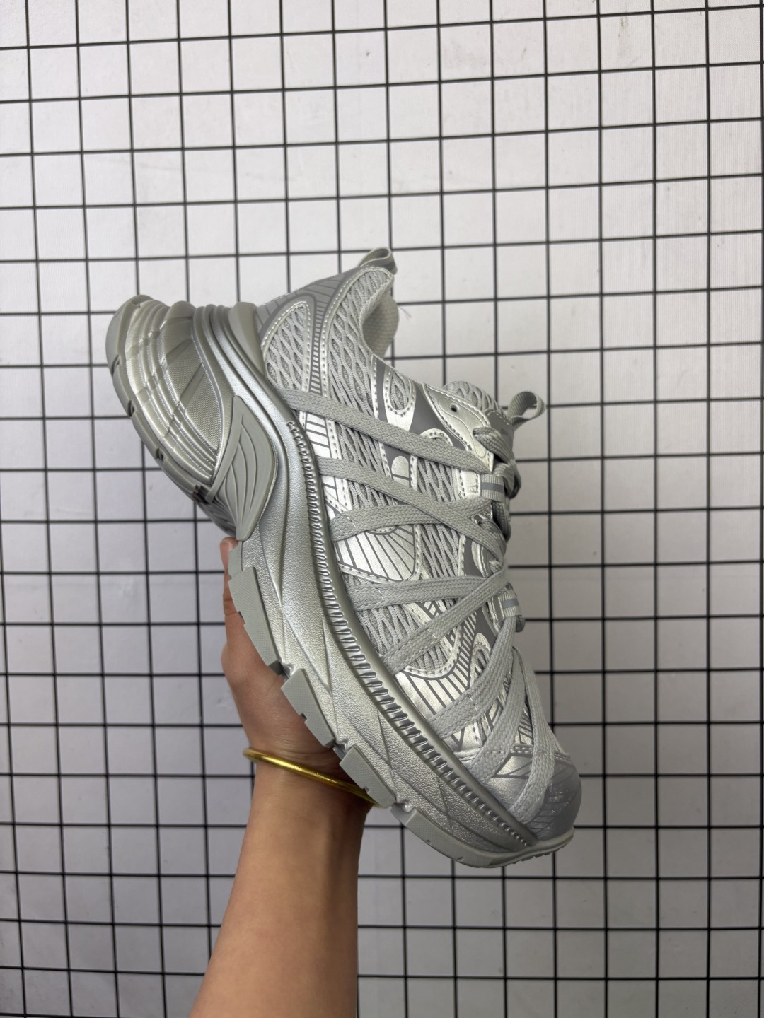 💰170
【公司级】GG CC 女鞋 经典休闲运动鞋奢侈品百搭老爹鞋，在今年仍然很受欢迎。不挑衣服穿，也不挑包，随便搭。它穿上脚超级舒服，很软，还可以增高。鞋面采用的专门定制的小牛皮加透气网面材质，有一定的光泽，手感软糯。不管搭配什么，都是一眼看上去都是高级的存在。只要穿上，就可以把全部视觉拉到脚上，无限拉长双脚，直接在净身高上，增加5cm+，是所有年轻美眉的第一选择

类型：女鞋
码数：35-40
编码旭