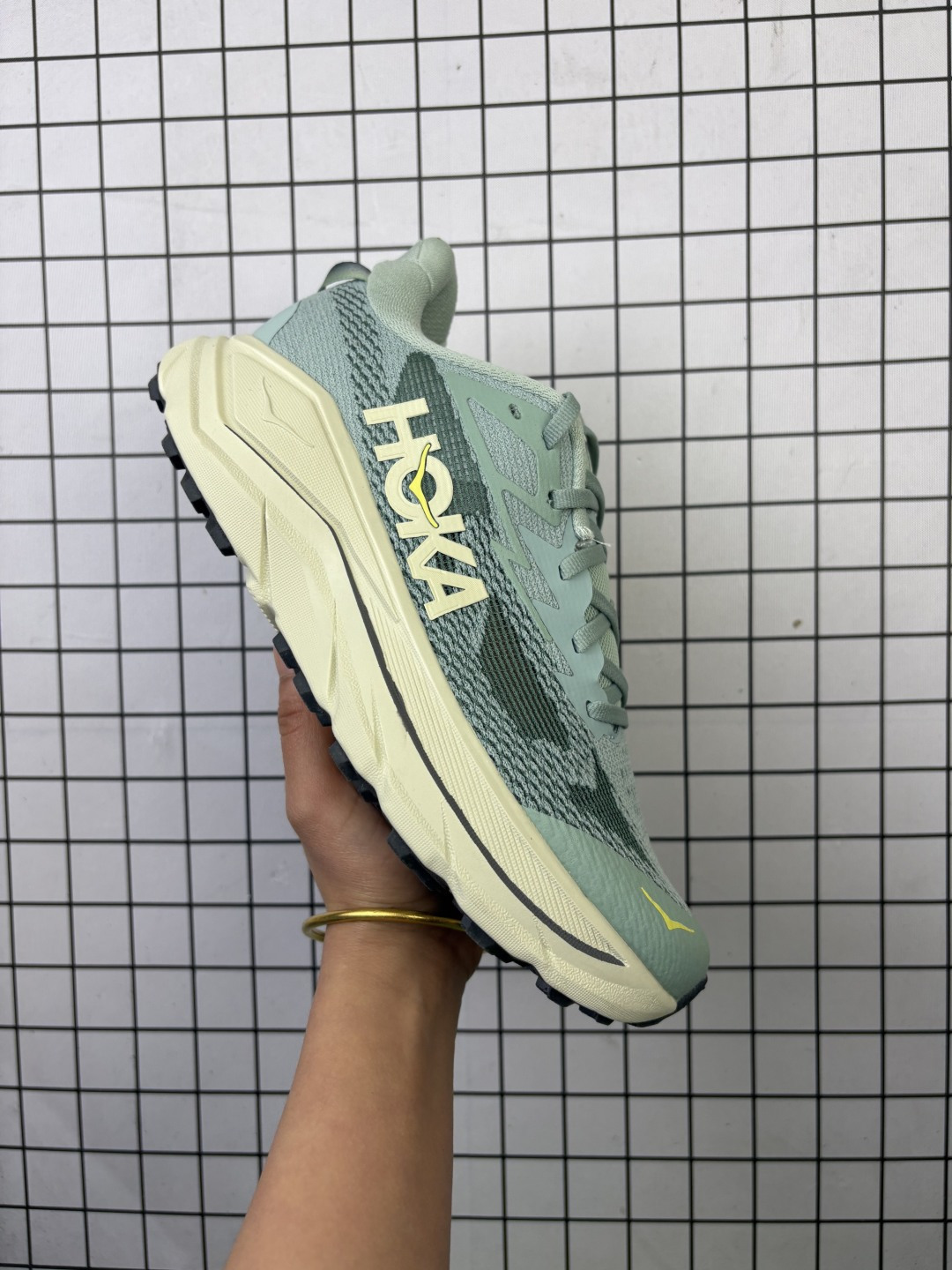 💰130
HOKA ONE ONE  挑战者8 GTX全地形跑鞋 HOKA男女同款秋季挑战者8全地形跑步鞋CHALLENGER 8 透气户外 宽运动鞋厚底增高老爹鞋。HOKA Challenger 8是一款全地形多功能跑鞋，定位为城市与轻越野混合场景，主打动态缓震与稳定抓地性能，‌动态缓震升级‌：中底后跟增厚3mm，孔隙率提升至85%，重量控制在男款287g（44码），实现「踩云感」与落地稳定性的平衡。‌‌‌全地形抓地系统‌：4mm非对称多向耳齿外底，干地抓地力较前代提升30%，但湿地防滑性能仍有局限。‌‌秋天跑步最怕鞋闷脚，这双透气真没话说！鞋面是那种带细孔的材质，跑半小时脚也不潮乎乎的，不像以前的跑鞋，跑完袜子都黏在脚上。而且鞋口软软的，不磨脚踝，鞋面厚度也刚好，不冻脚也不闷汗，秋天穿正合适。

类型：男女鞋
尺码：36-46含半码
编码：旭