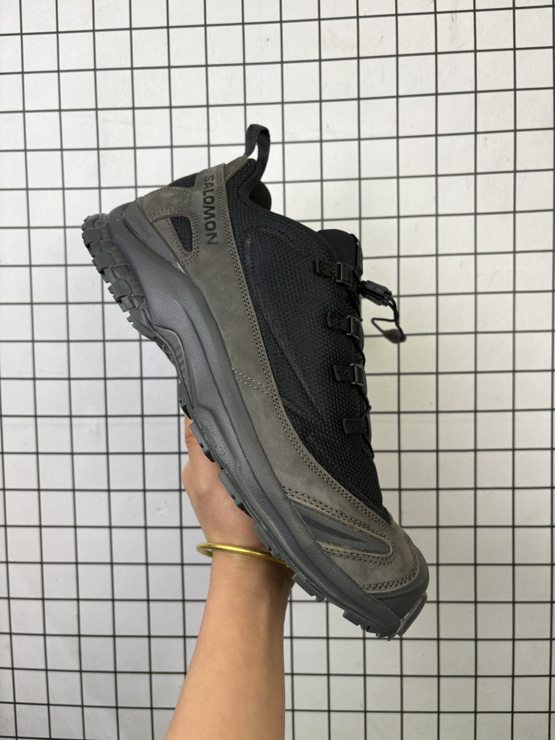 💰220
【公司级】SALOMON萨洛蒙 XA PRO 3D 户外运动 网布减震防滑透气 低帮跑步鞋 男女款运动鞋 沙场灰#萨洛蒙xapro3D 大面积的织物材质让质感超级棒。鞋腰侧身还有3D反光效果，夜里穿也更酷炫！鞋头、鞋带内里和两边都标注了鞋款系列信息，整体造型流畅，适合户外登山或者日常运动。后跟的TPU材质包裹，包裹感非常强，给人一种满满的安全感。 #SALOMON萨洛蒙  #萨洛蒙XA新配色  @salomon萨洛蒙

尺码:  36-45含半码
编码:698